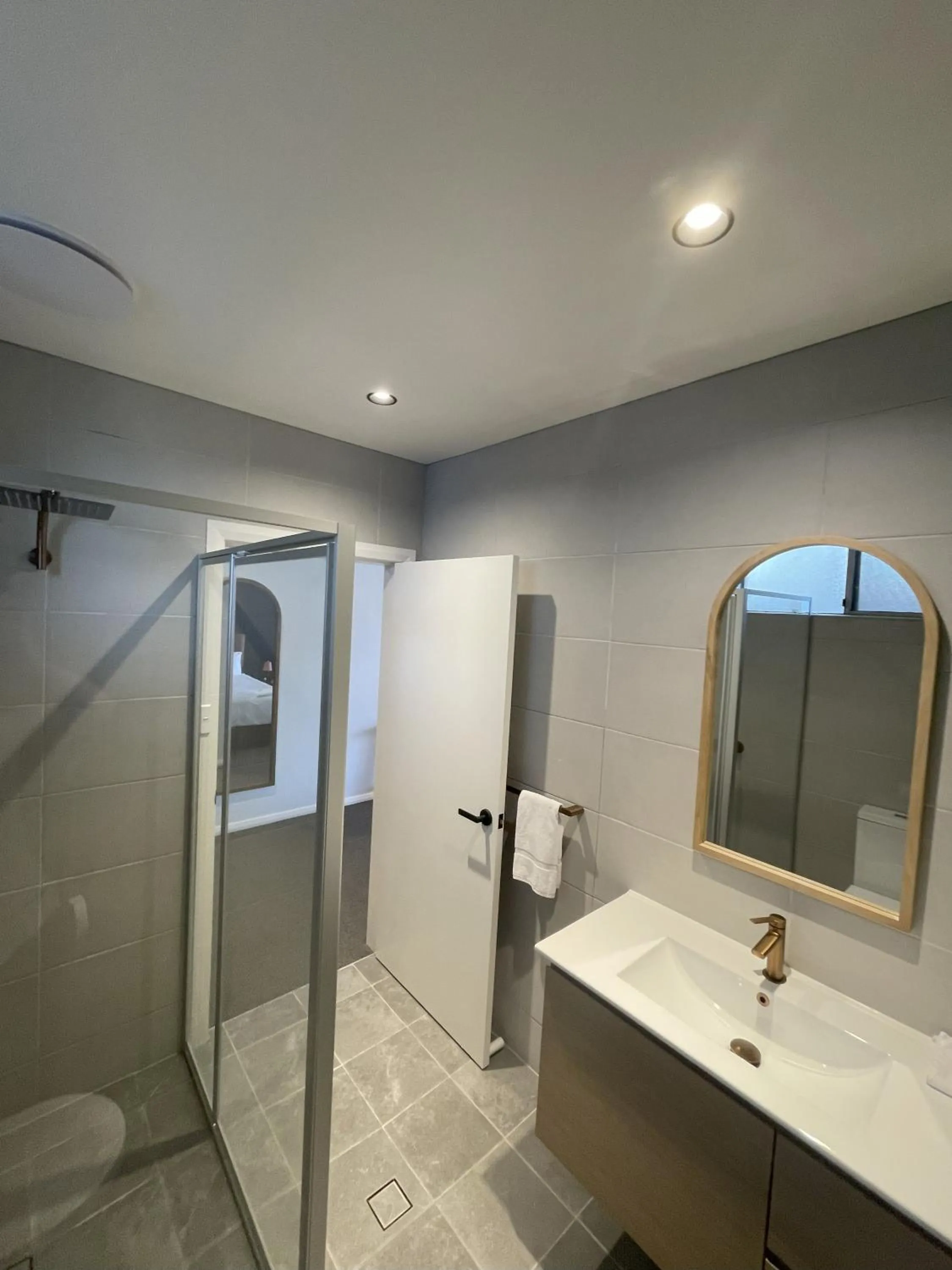 Palm and Pawn Motor Inn