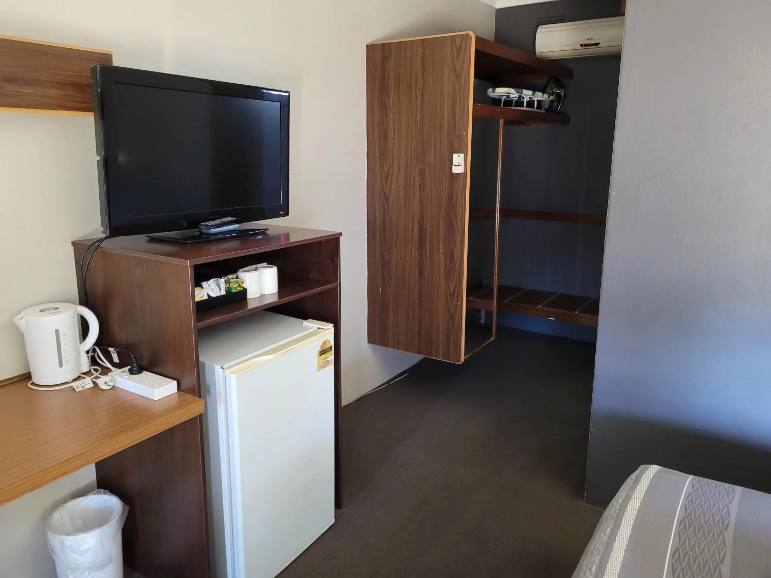 Bed in Palm and Pawn Motor Inn