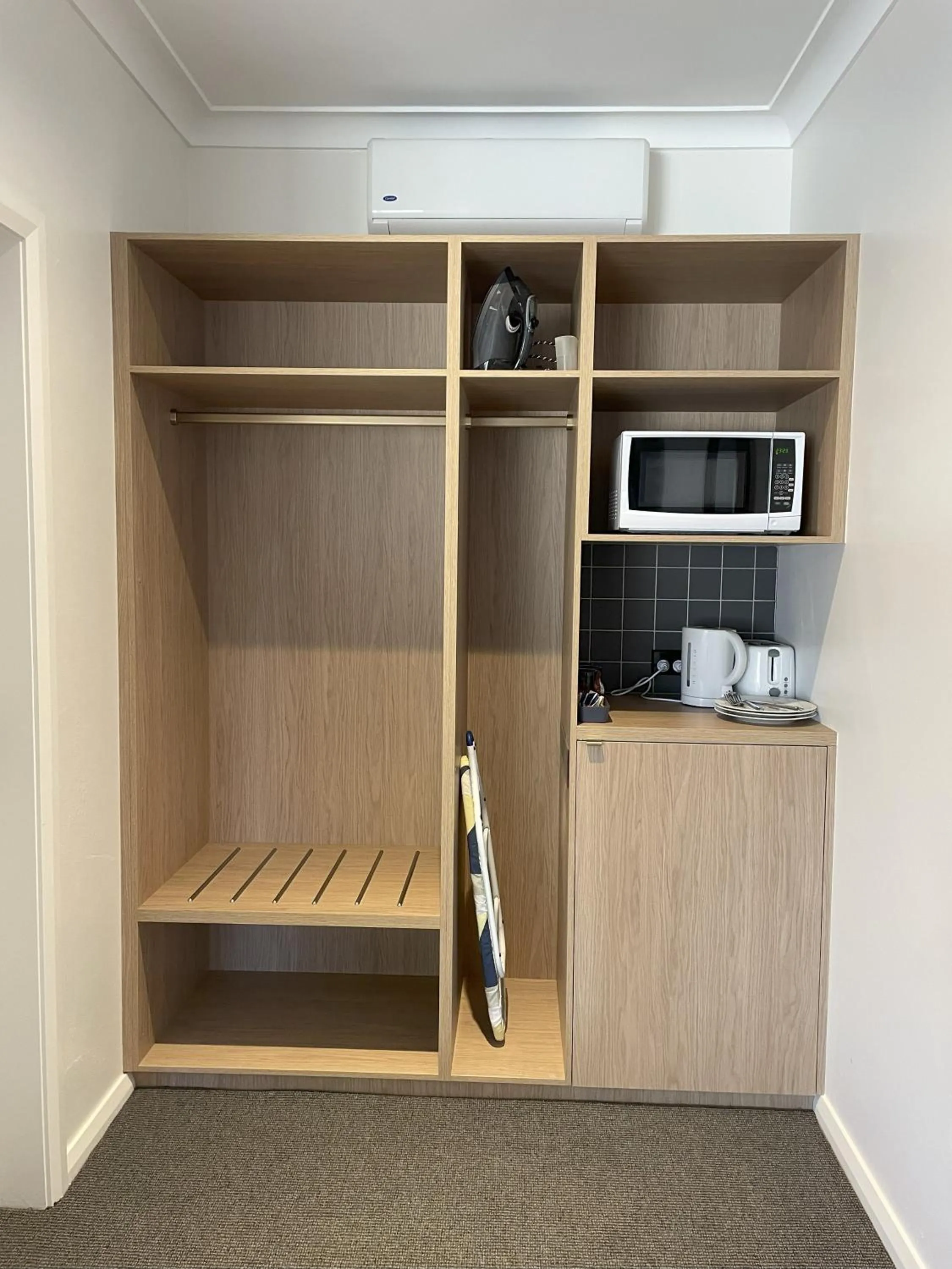 Palm and Pawn Motor Inn