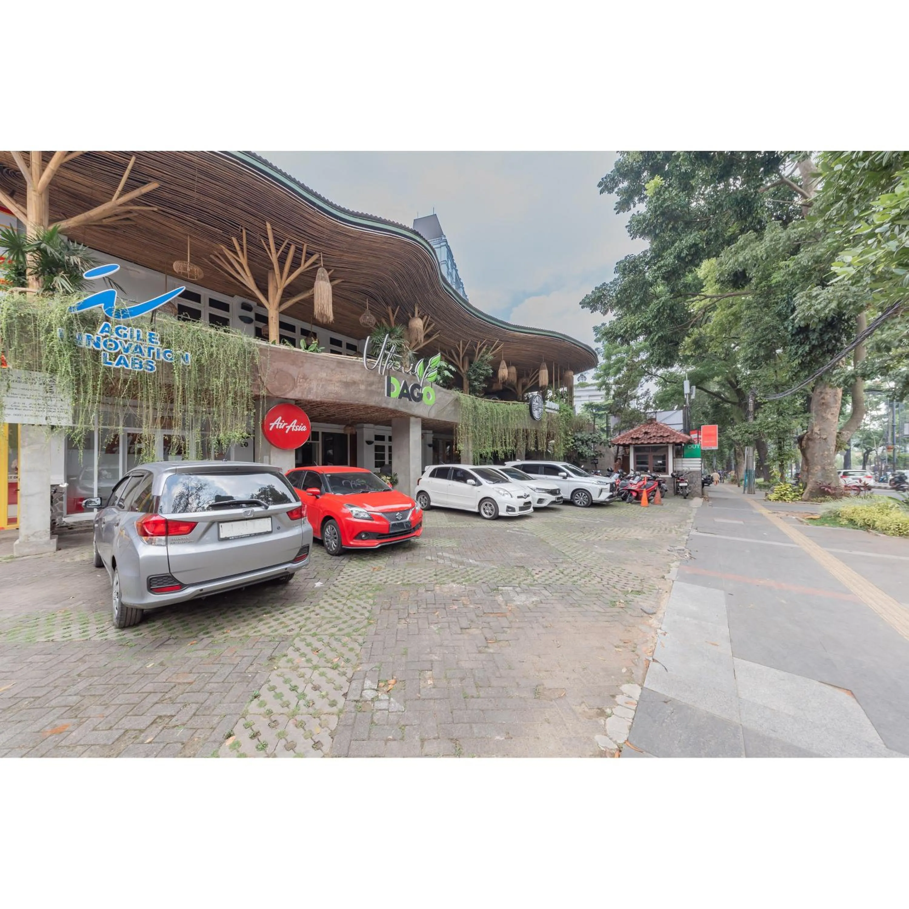 Facade/entrance in Urbanview Hotel Utari