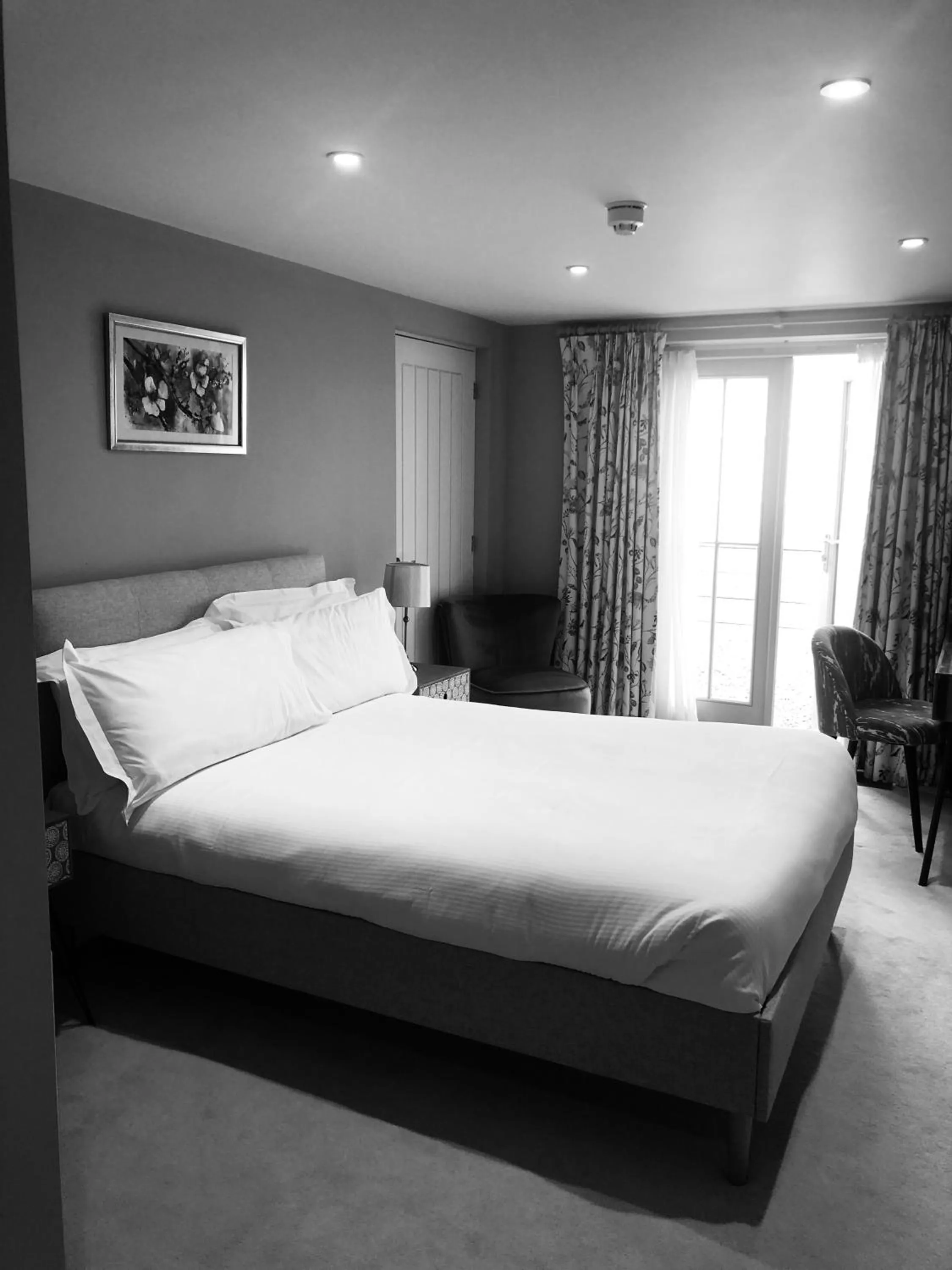 Photo of the whole room, Bed in The Kings Head