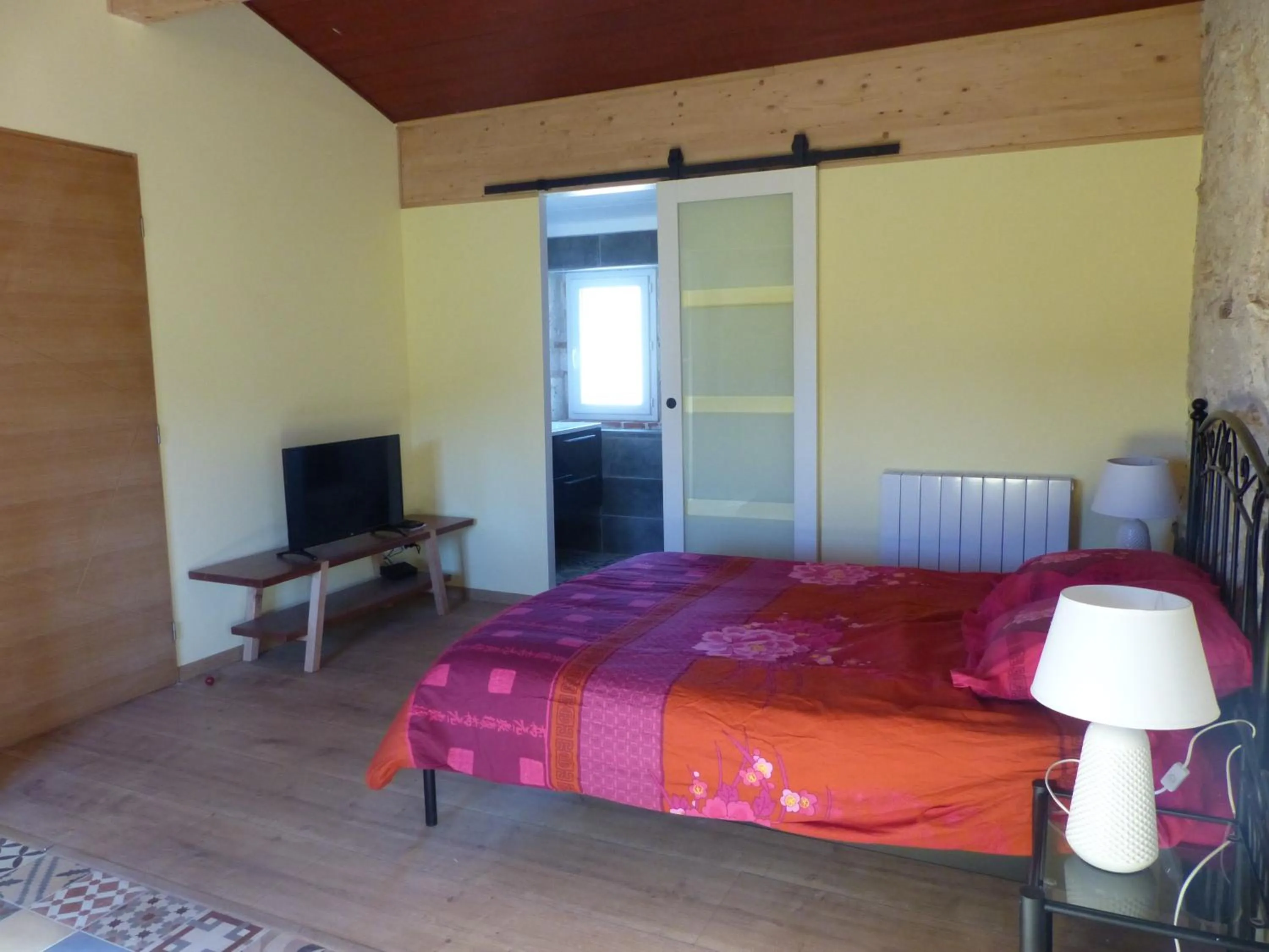 TV and multimedia, Bed in Au Clair De Loup