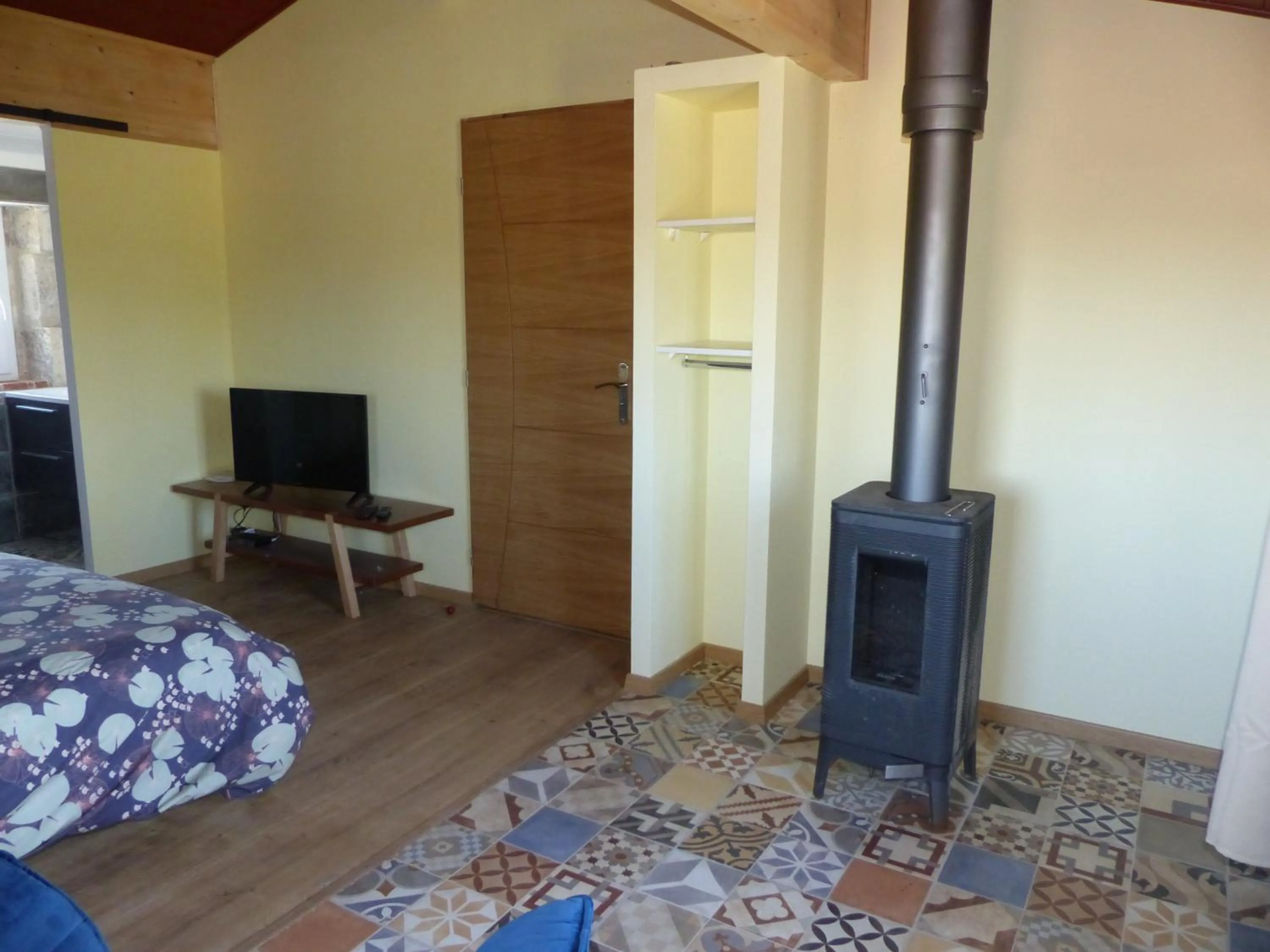 TV and multimedia in Au Clair De Loup