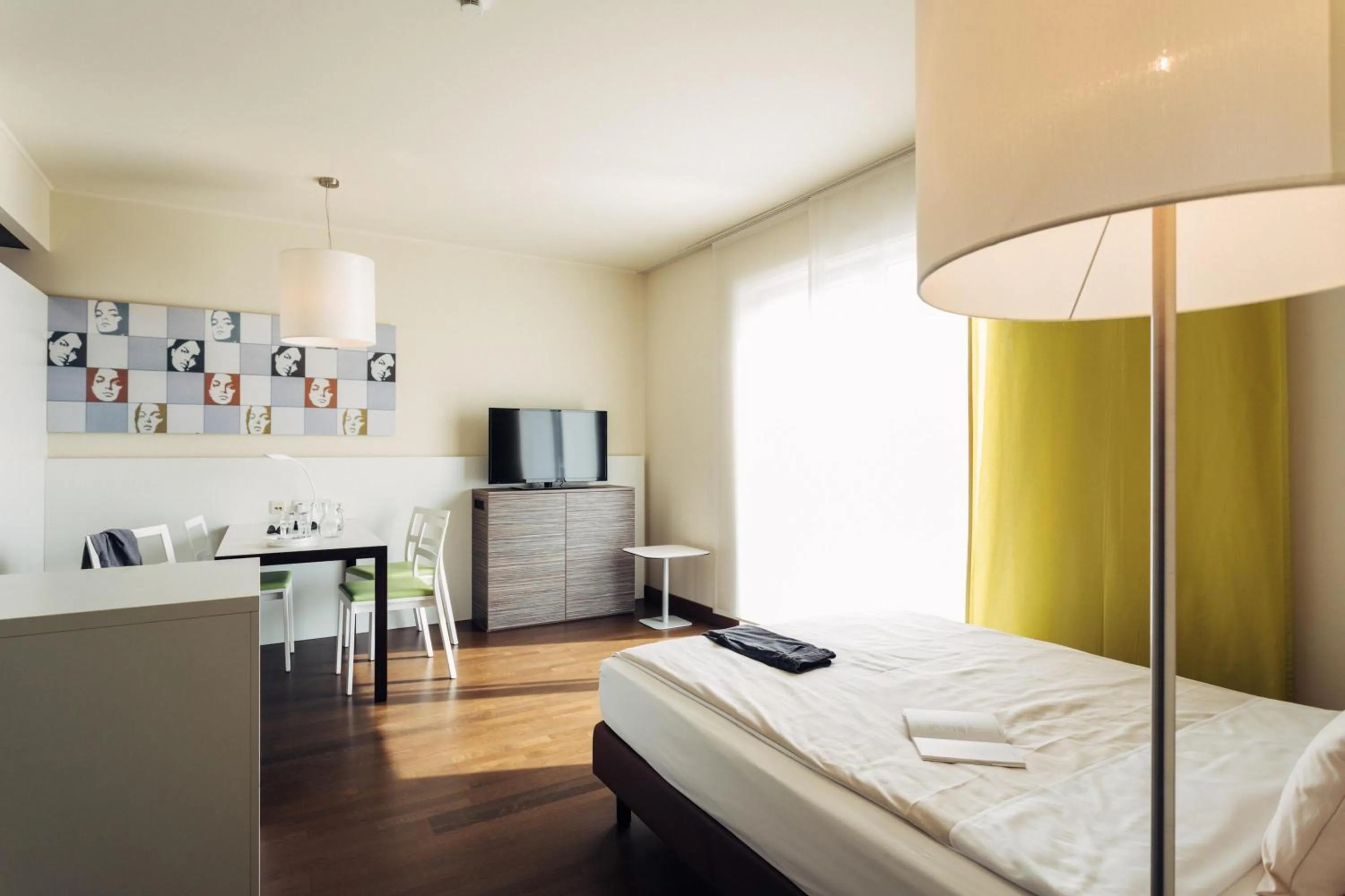 Photo of the whole room, Bed in harry's home Linz-Urfahr hotel & apartments