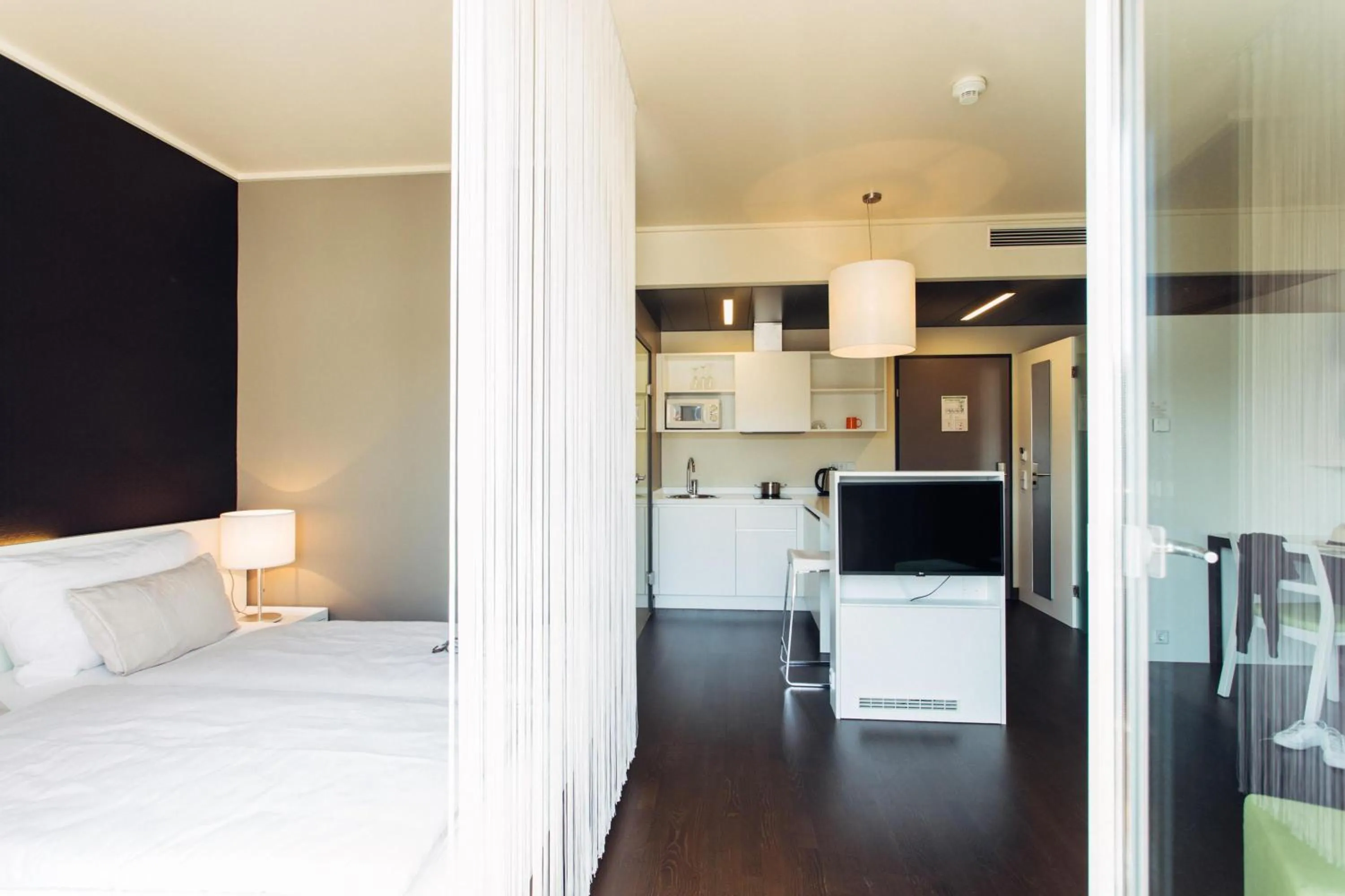 Photo of the whole room, Bed in harry's home Linz-Urfahr hotel & apartments