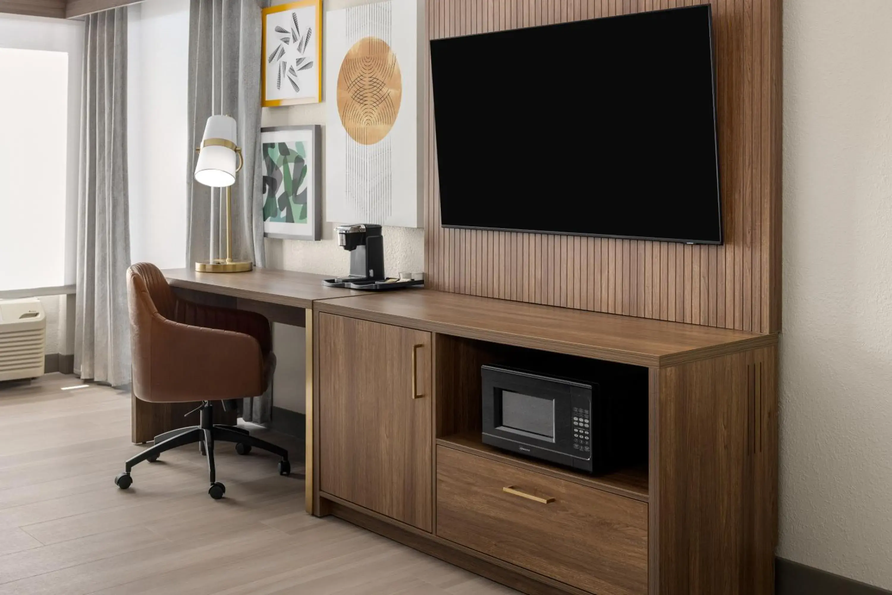 Deluxe King Room - Mobility Access in Holiday Inn & Suites Columbia NE - Ft Jackson Area by IHG Deluxe King Room - Mobility Access in Holiday Inn & Suites Columbia NE - Ft Jackson Area by IHG