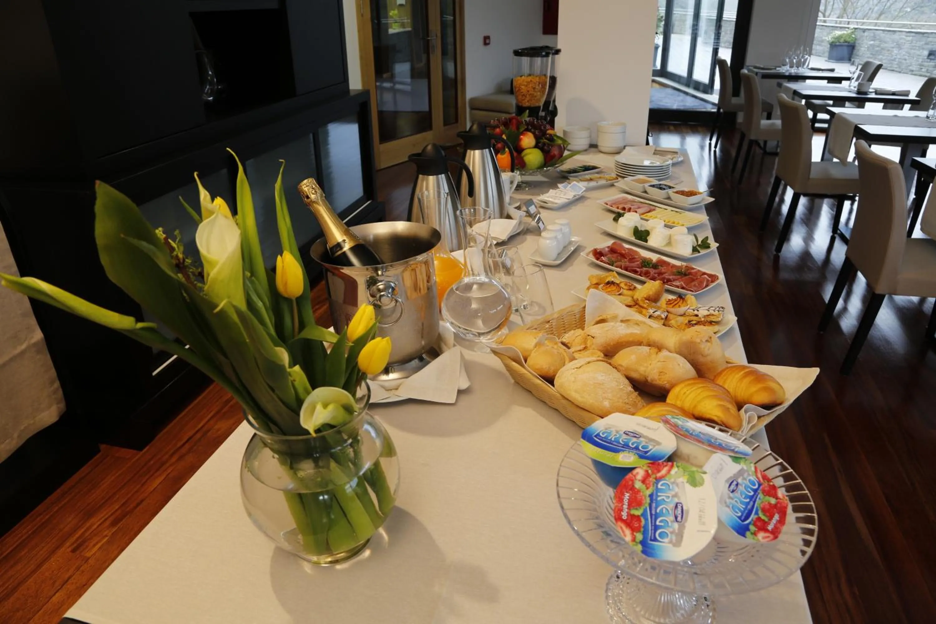 Restaurant/places to eat in LBV House Hotel