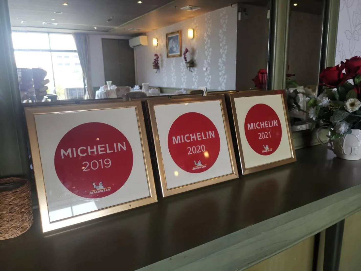 Restaurant/places to eat in LEE PLACE HOTEL