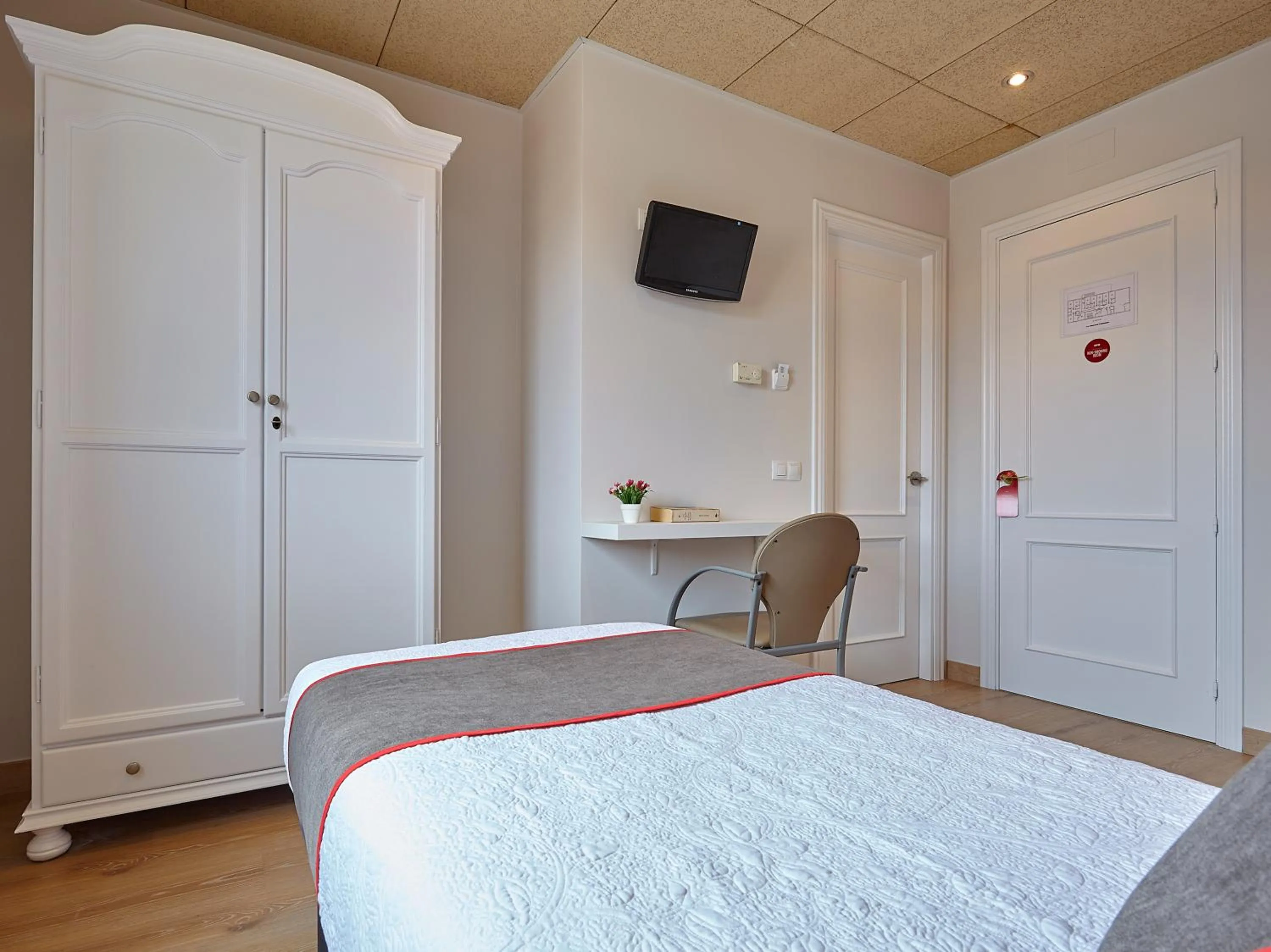 Bedroom, Bed in Hostal Nobadis