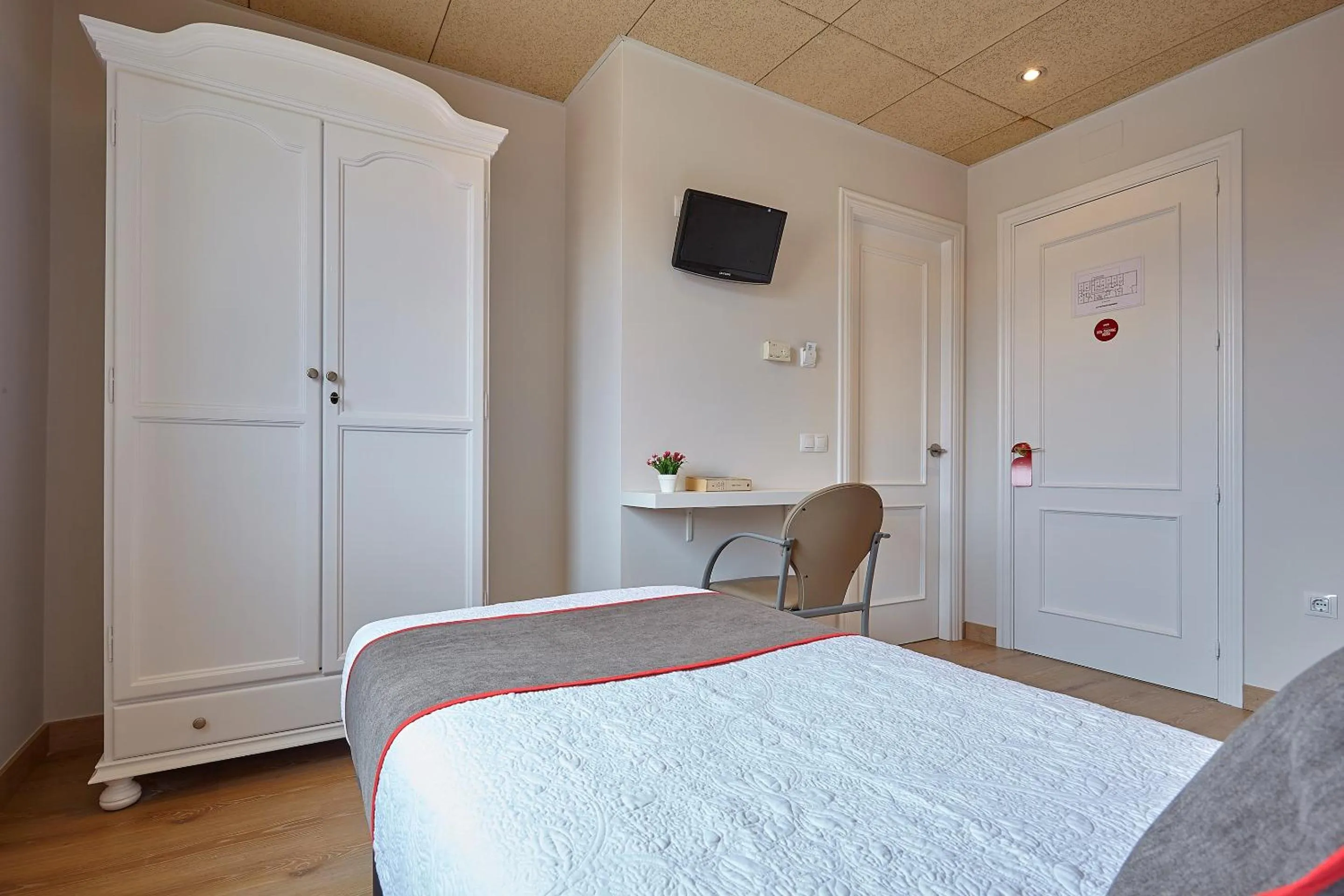 Bedroom, Bed in Hostal Nobadis