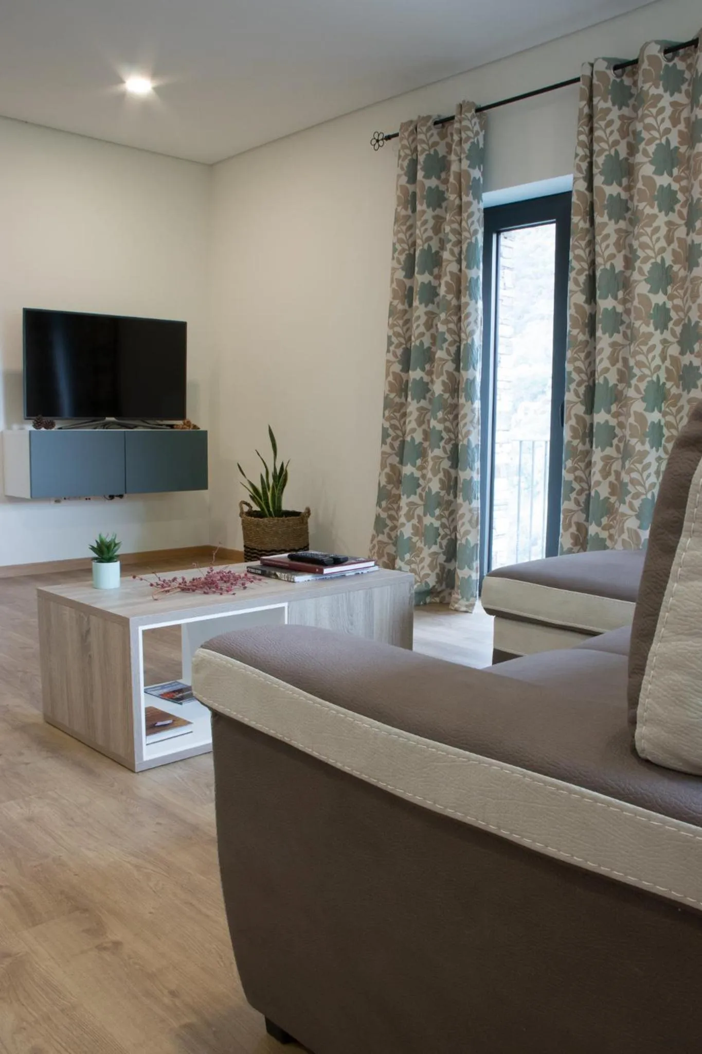 Communal lounge/ TV room, Bed in Dois Lagares House