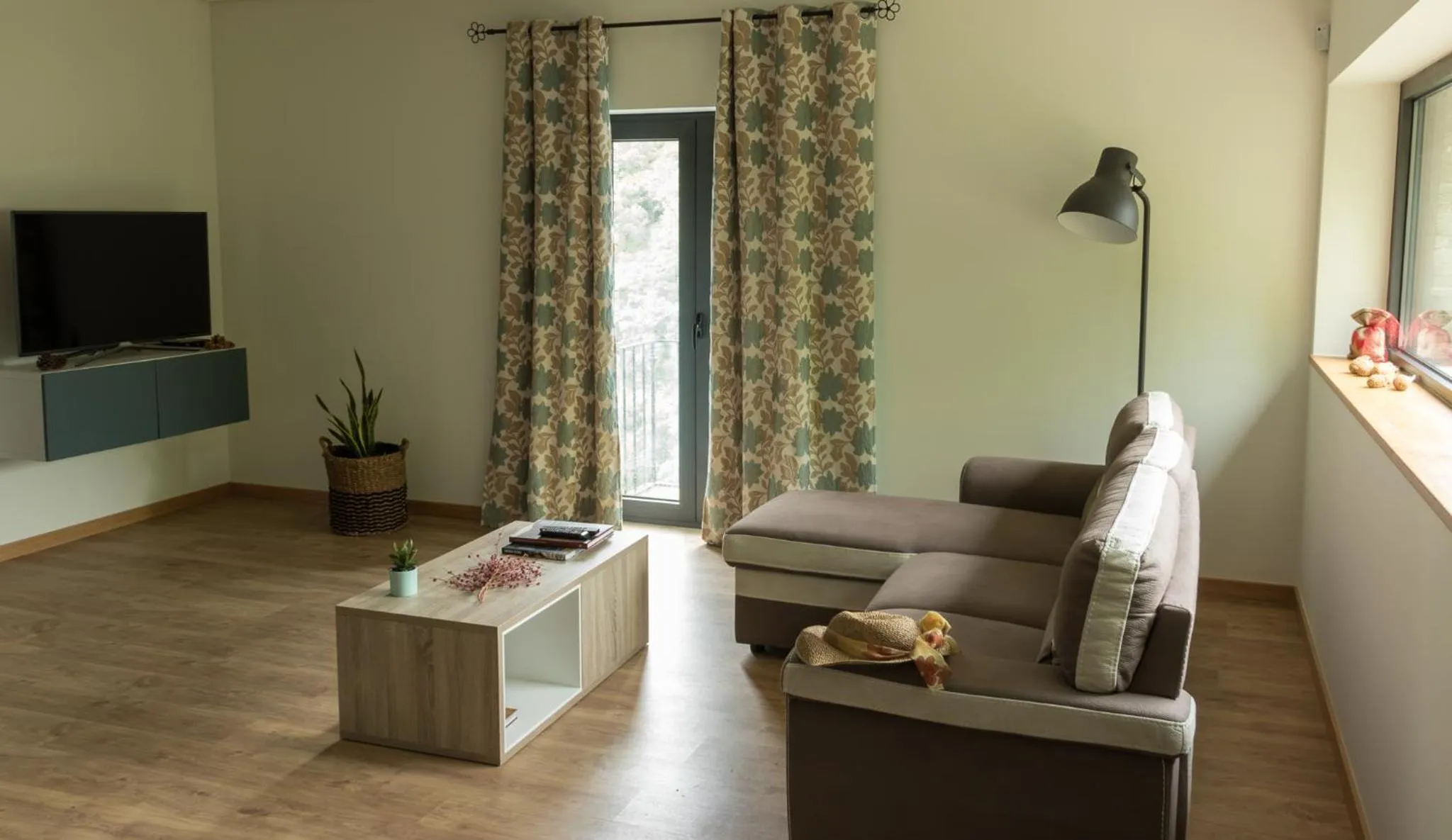 Communal lounge/ TV room in Dois Lagares House