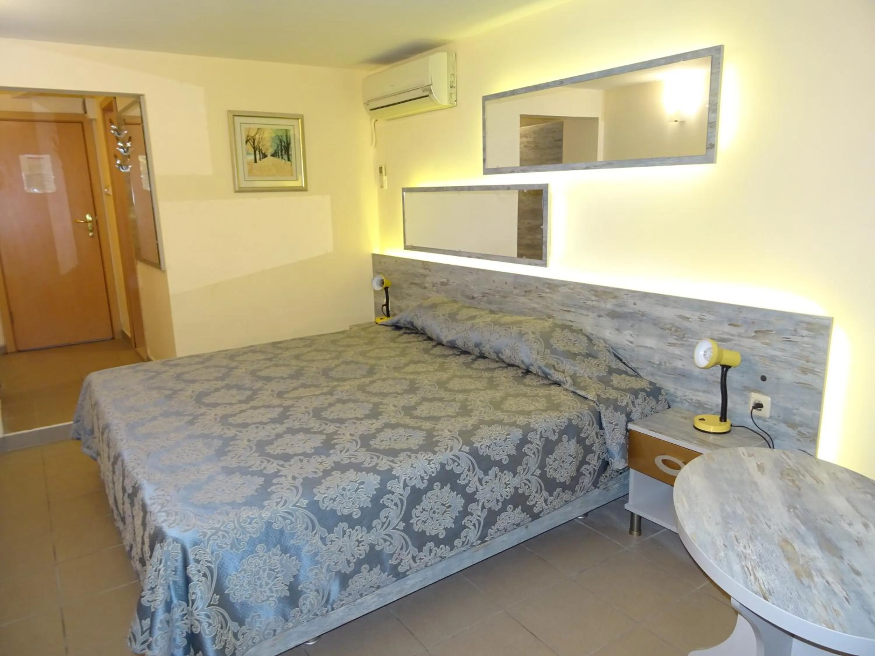 Photo of the whole room, Bed in Victoria Hotel