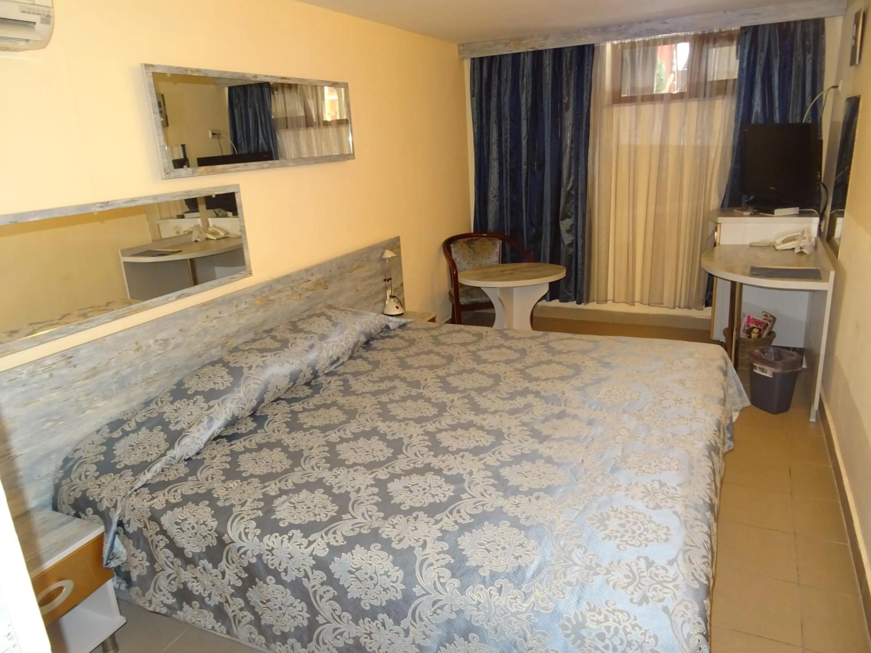 Photo of the whole room, Bed in Victoria Hotel