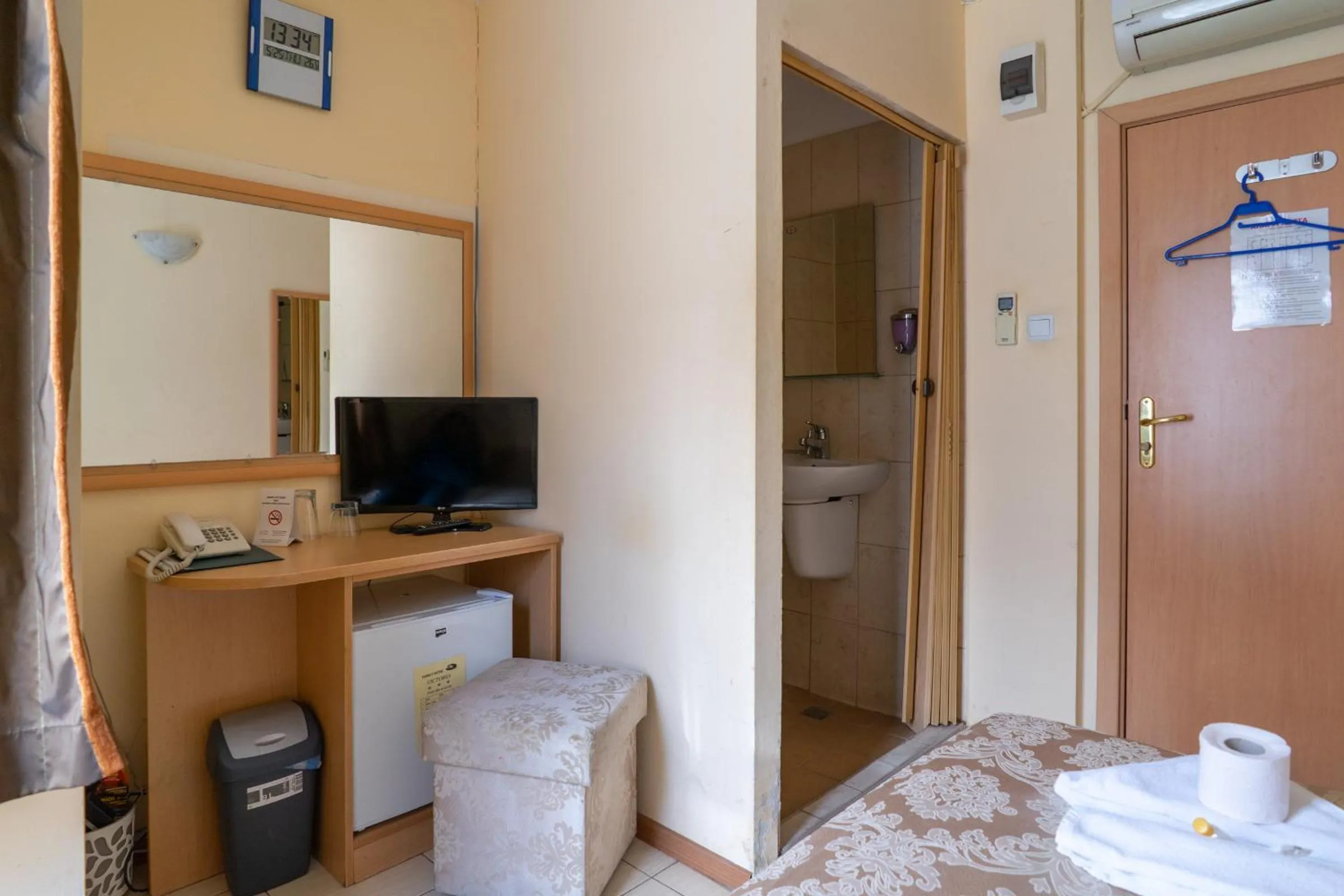 Small Single Room in Victoria Hotel