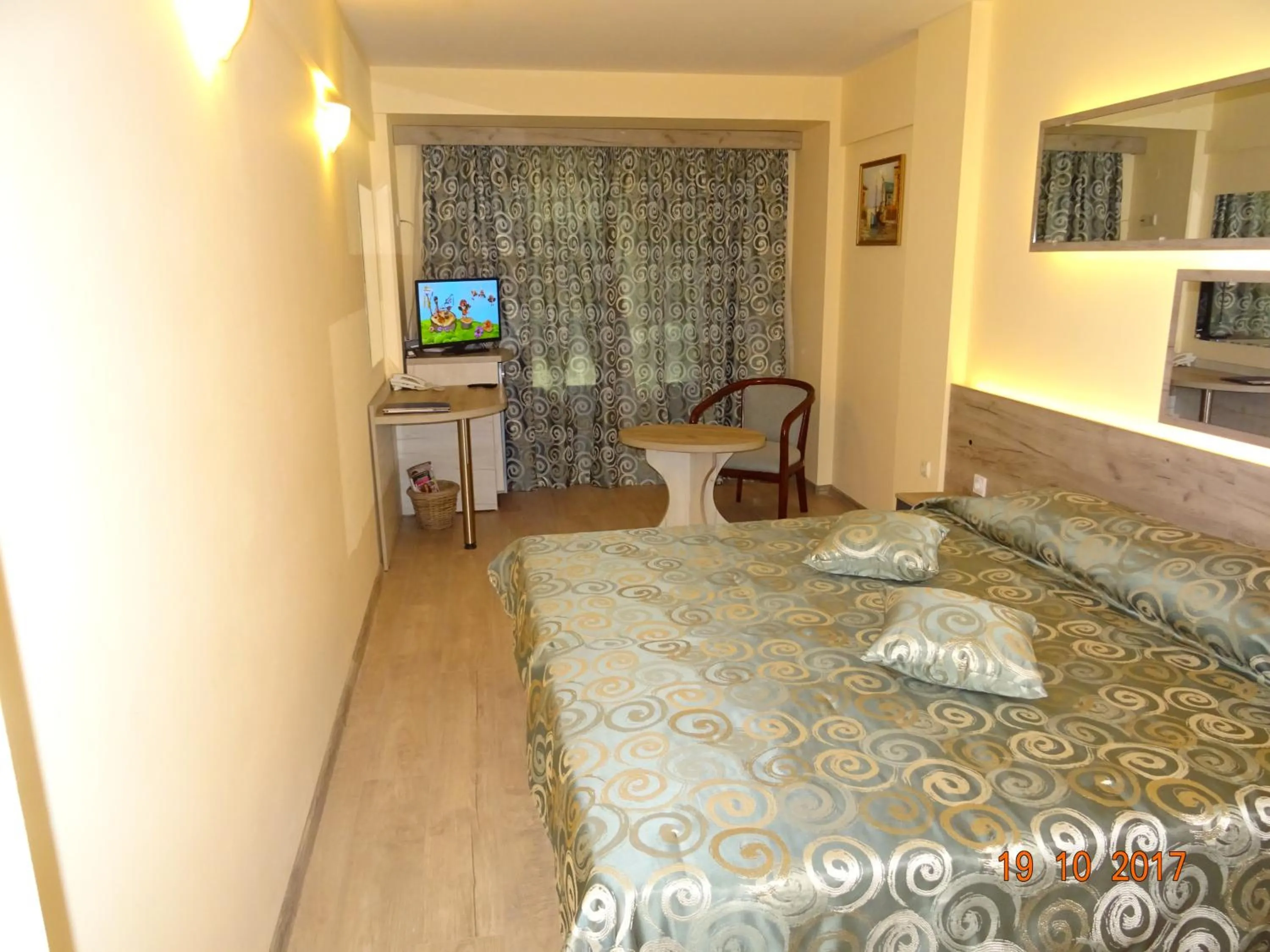 Photo of the whole room, Bed in Victoria Hotel