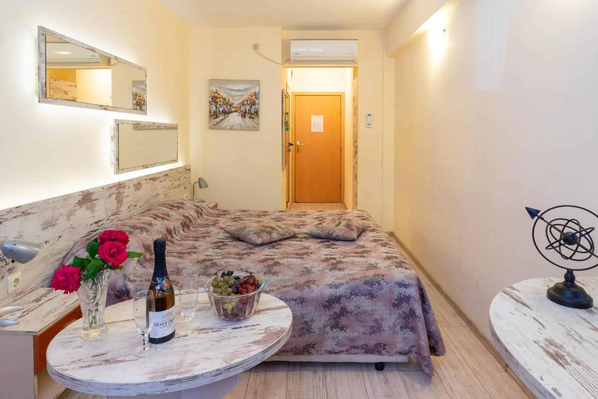 Photo of the whole room, Bed in Victoria Hotel