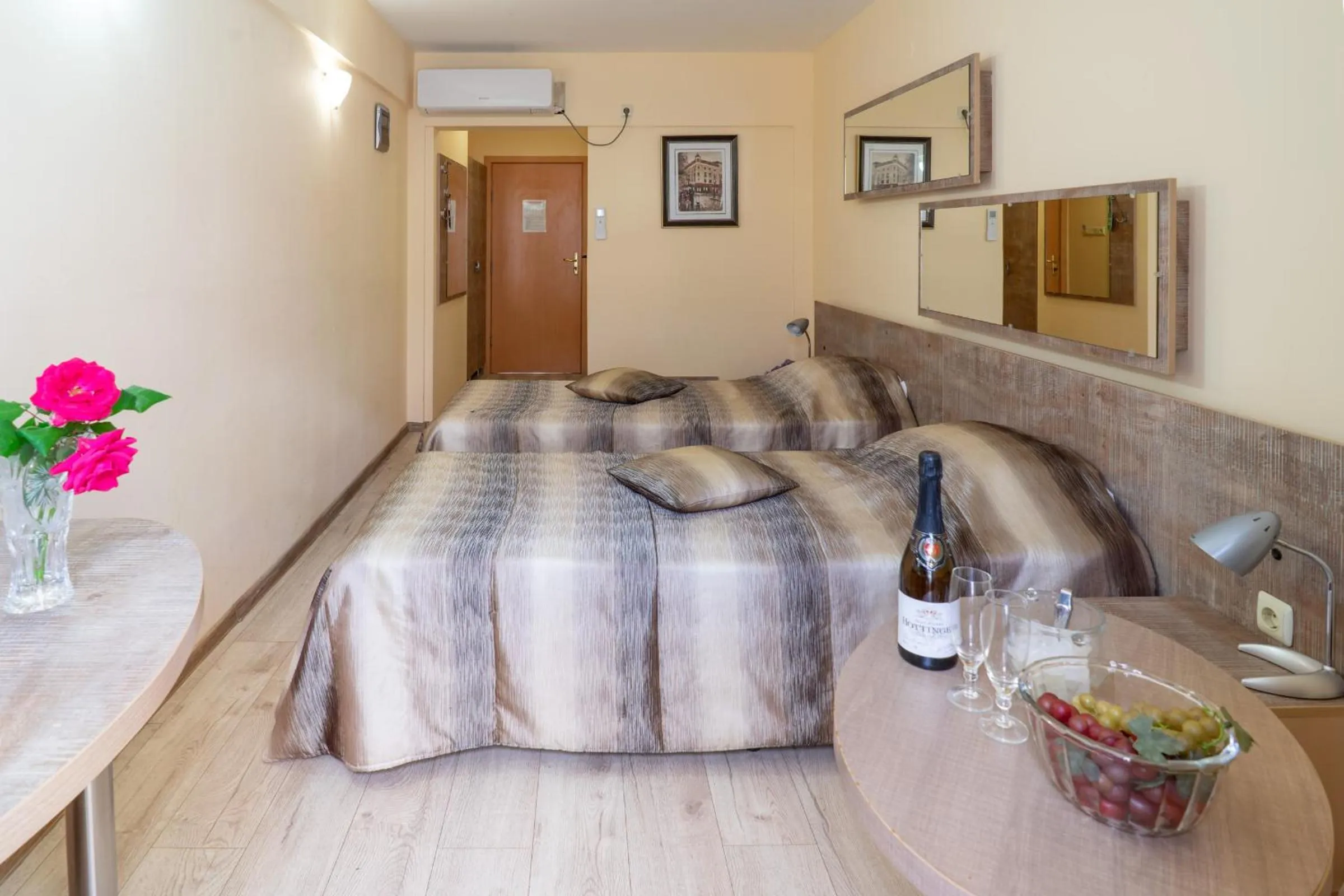 Photo of the whole room, Bed in Victoria Hotel