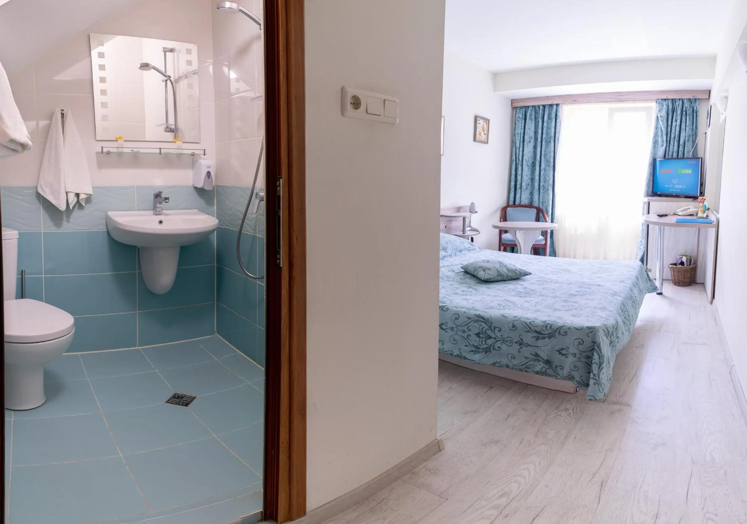 Shower, Bed in Victoria Hotel