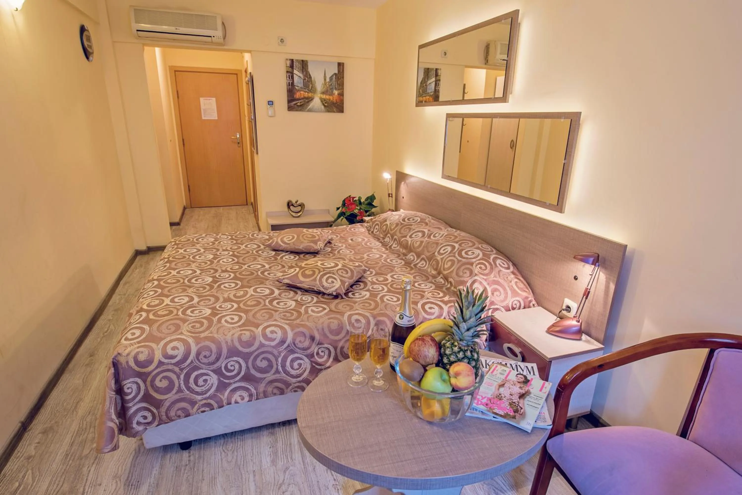 Photo of the whole room, Bed in Victoria Hotel