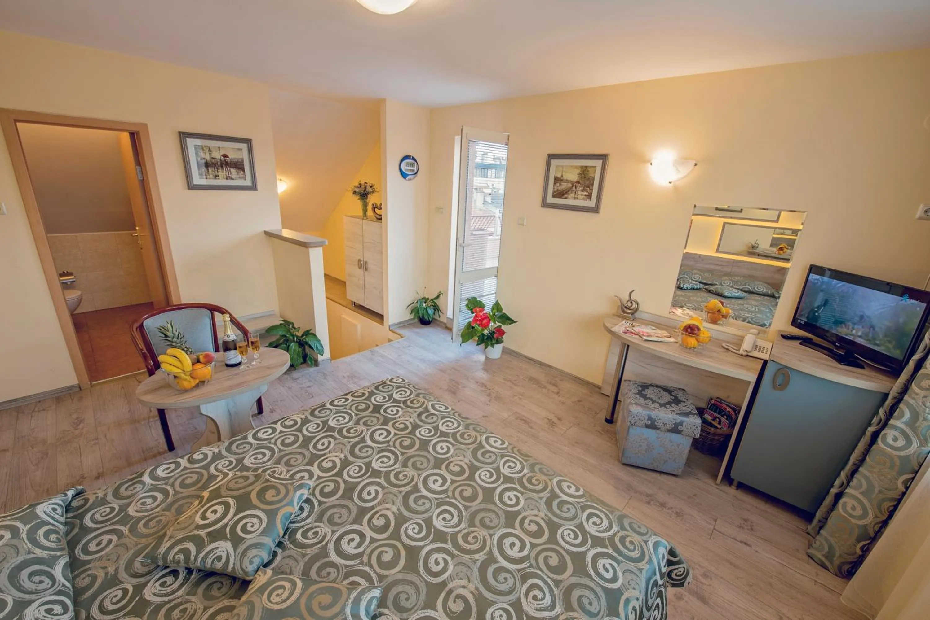 Photo of the whole room, Bed in Victoria Hotel