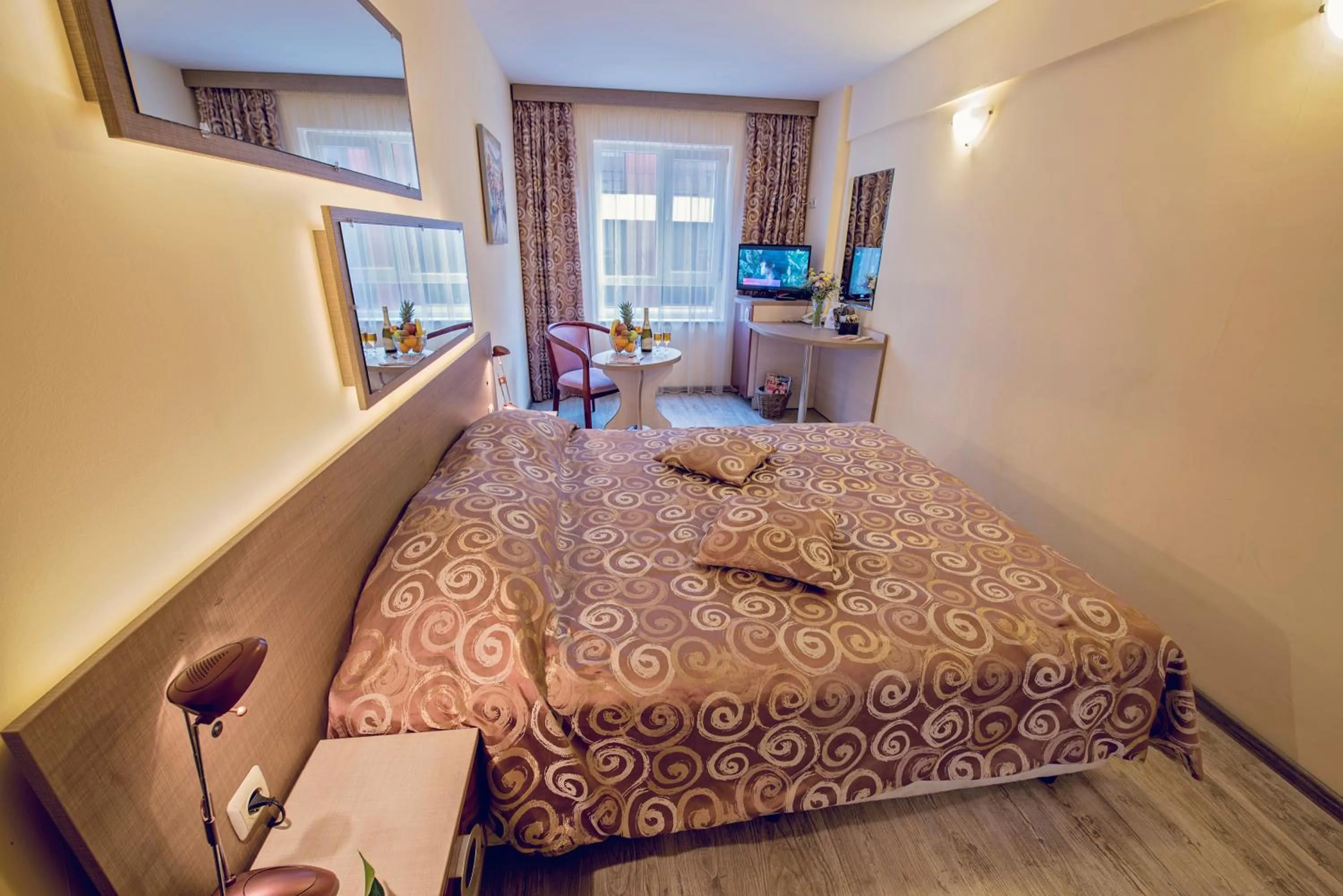 Photo of the whole room, Bed in Victoria Hotel