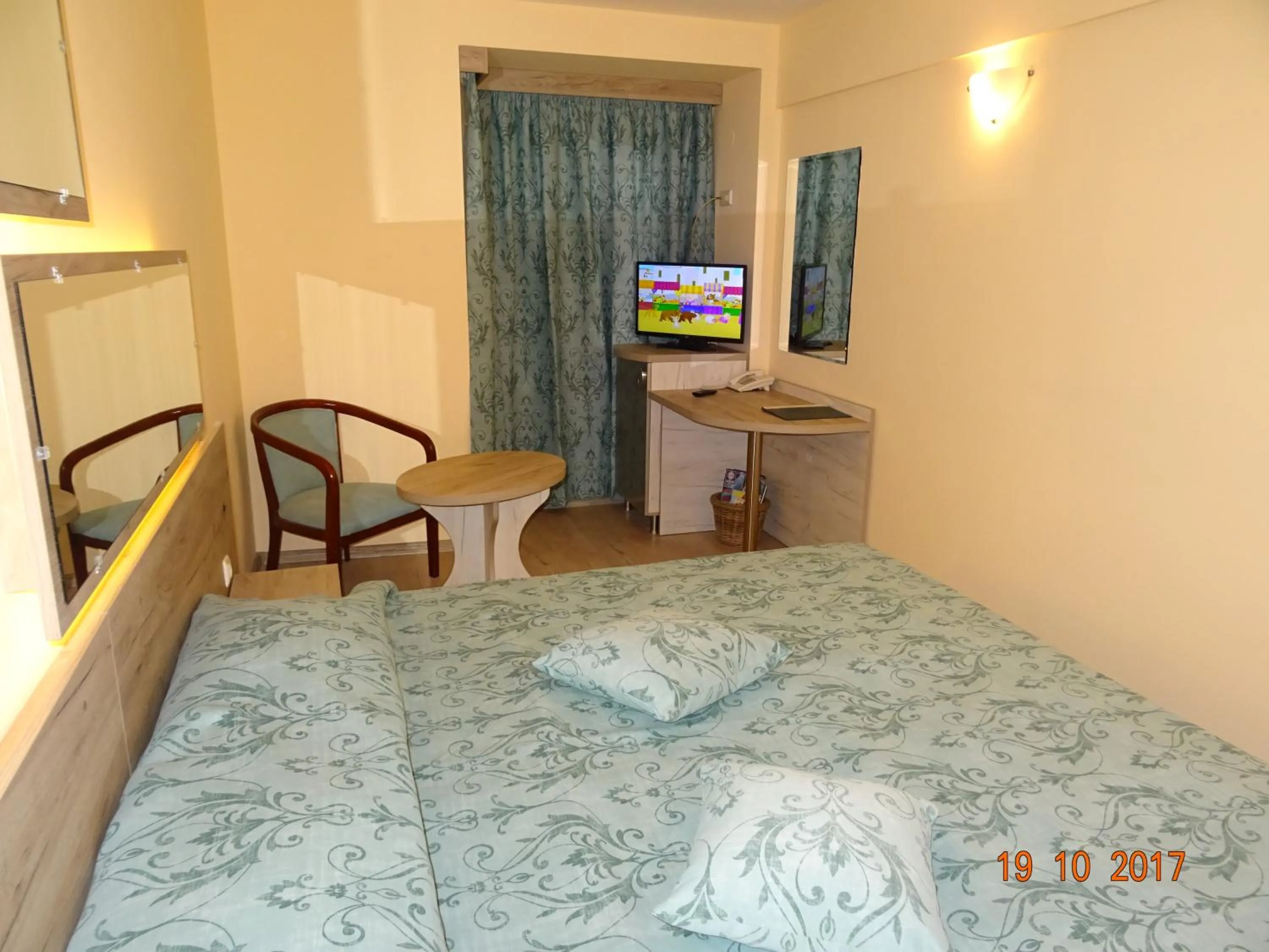 Photo of the whole room, Bed in Victoria Hotel