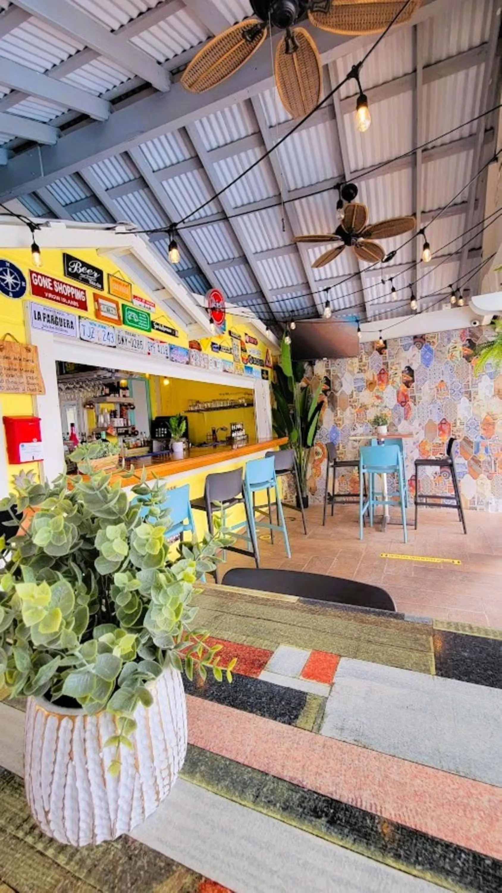 Lounge or bar in La Jamaca - An Island Vibe Hotel