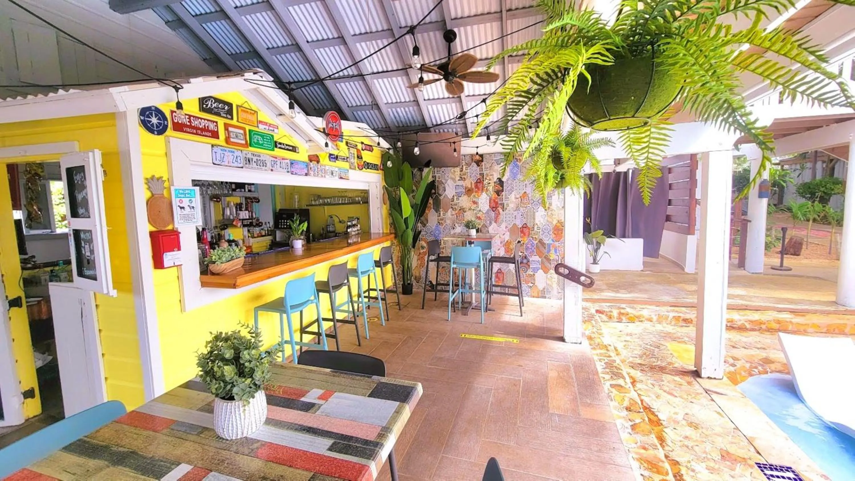 Lounge or bar in La Jamaca - An Island Vibe Hotel