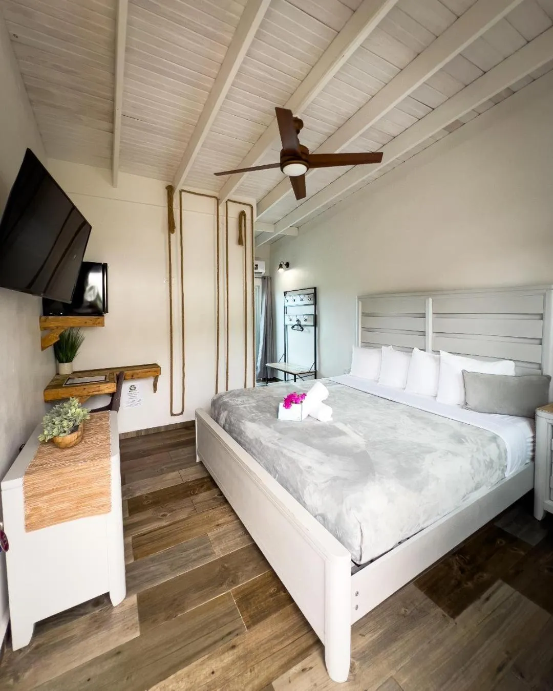 Bedroom, Bed in La Jamaca - An Island Vibe Hotel
