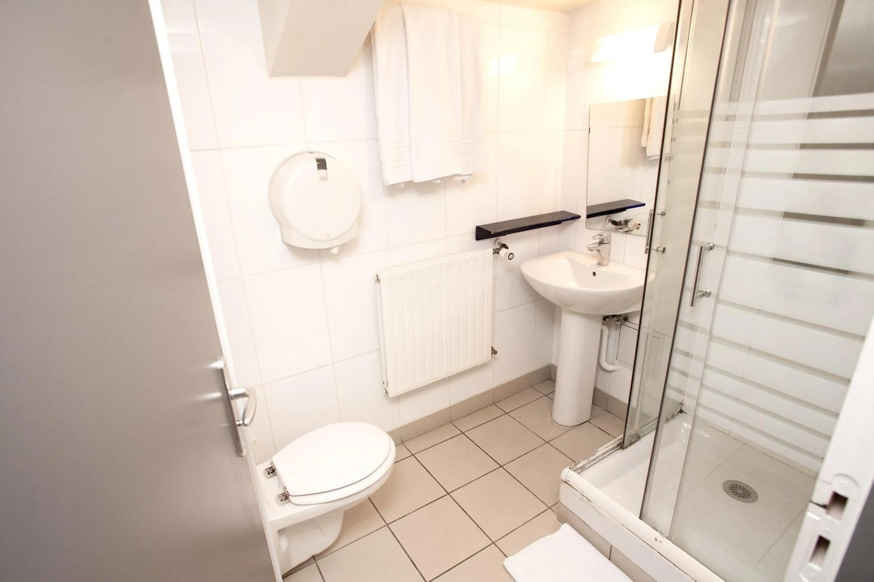 Bathroom in St Christopher's Inn Paris - Canal