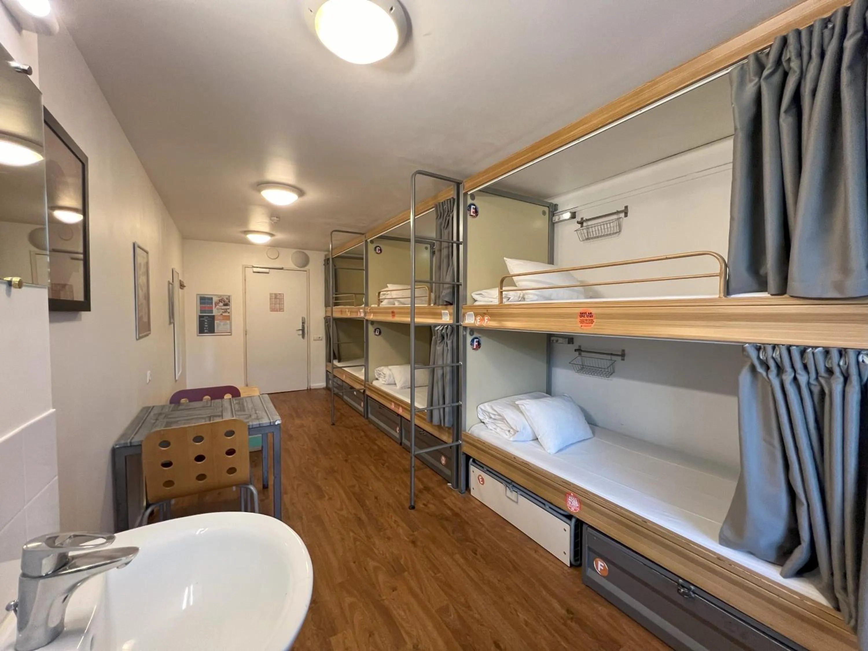 Bed in St Christopher's Inn Paris - Canal