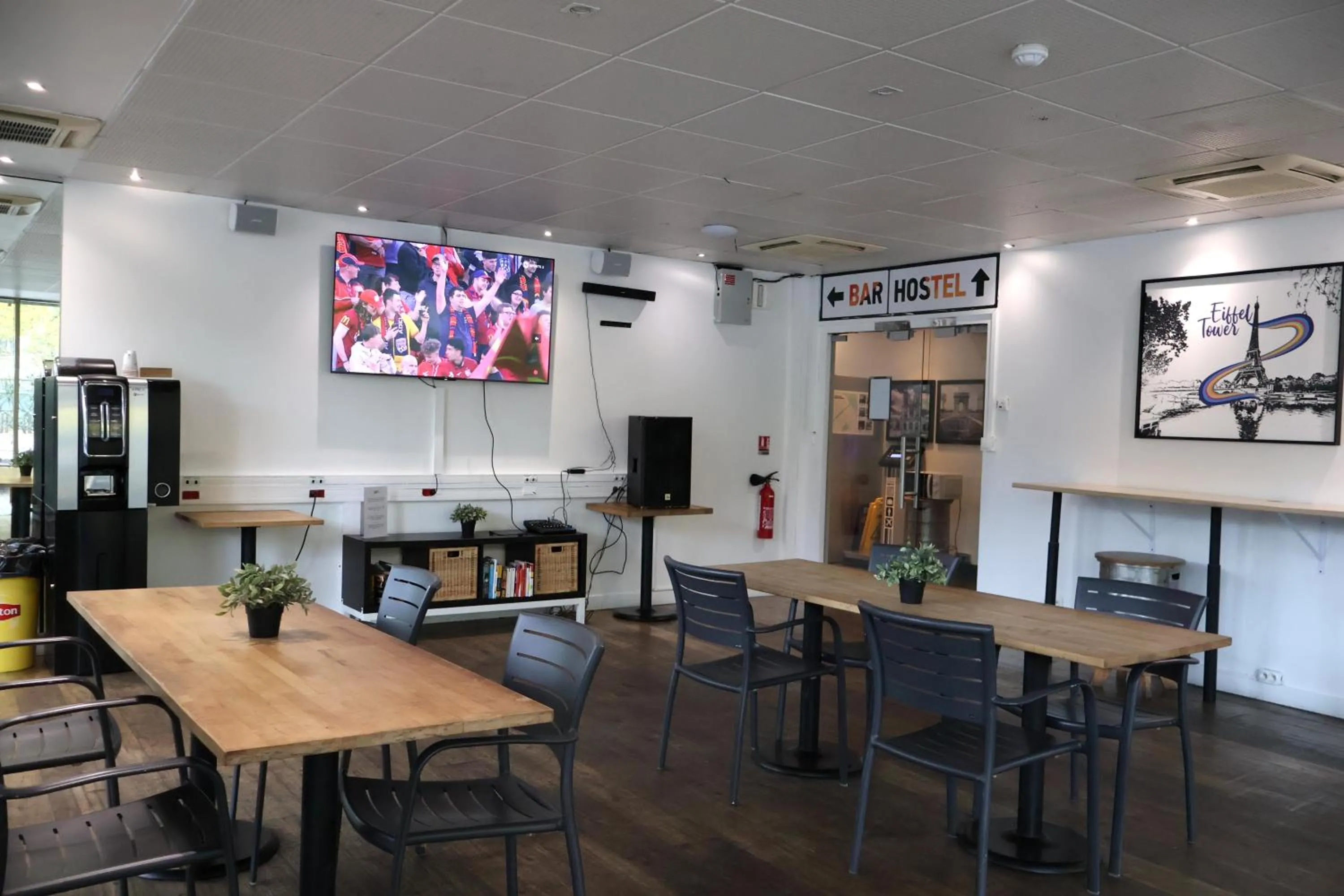 Communal lounge/ TV room in St Christopher's Inn Paris - Canal