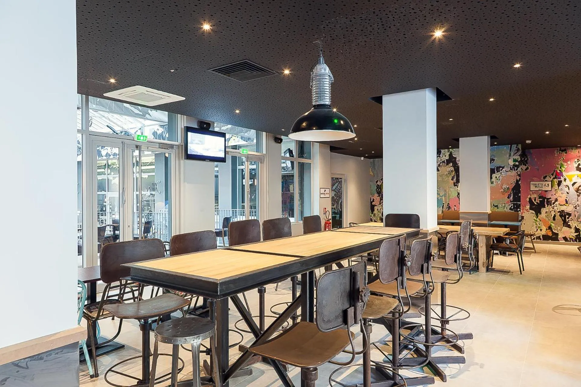 Communal lounge/ TV room in St Christopher's Inn Paris - Gare du Nord