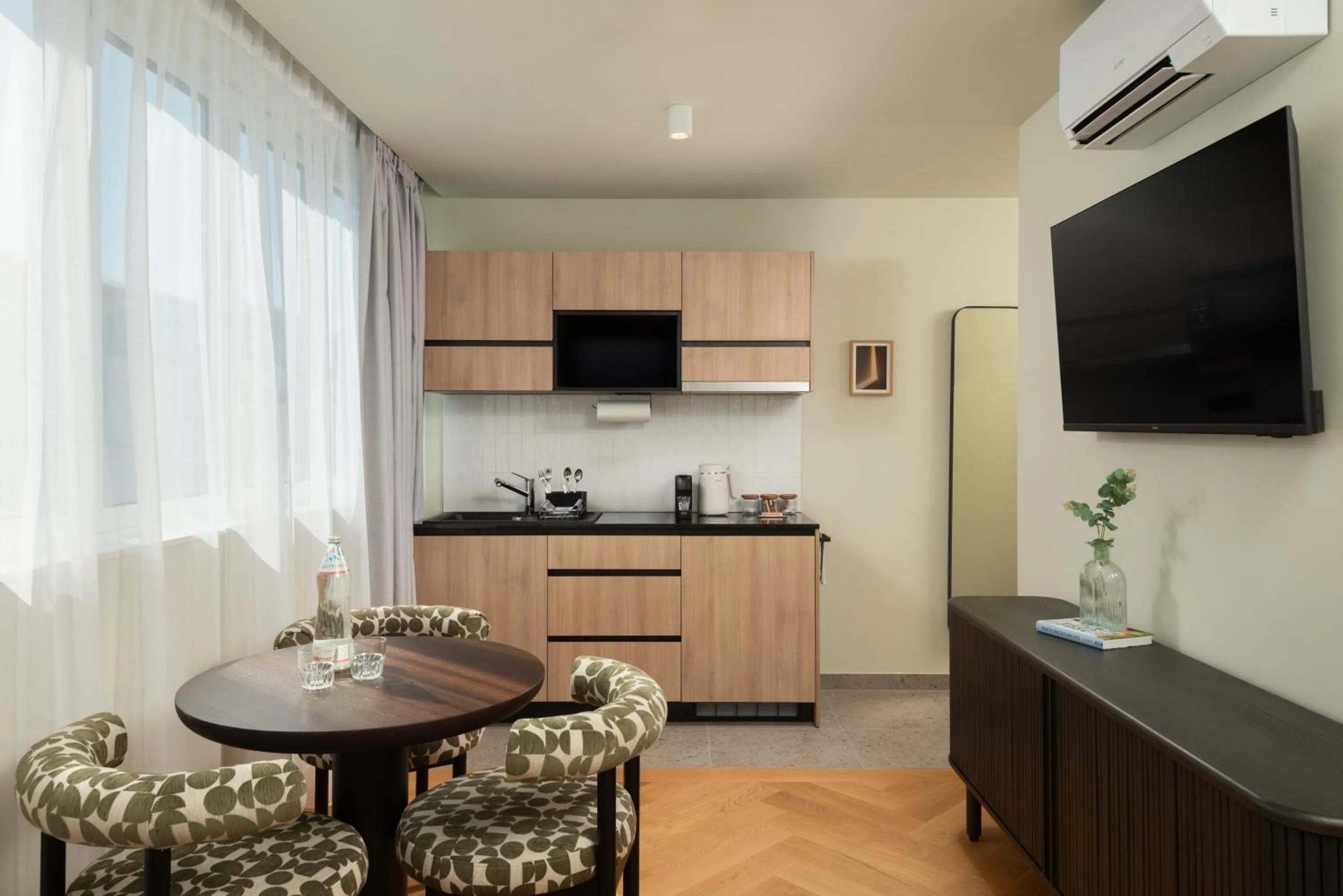 Kitchen or kitchenette in master Mirabell