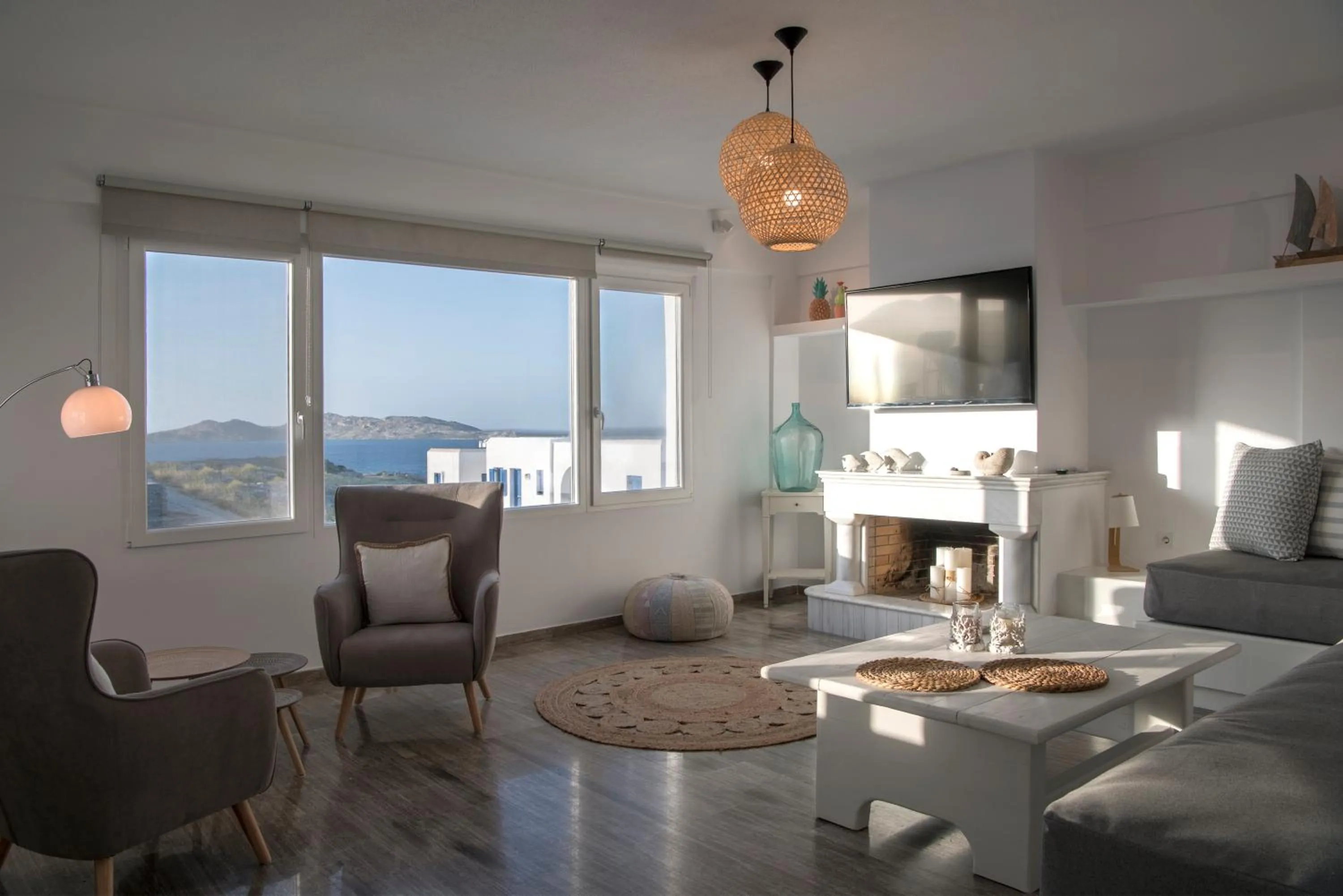 TV and multimedia in Ammos Luxury Rooms & Home