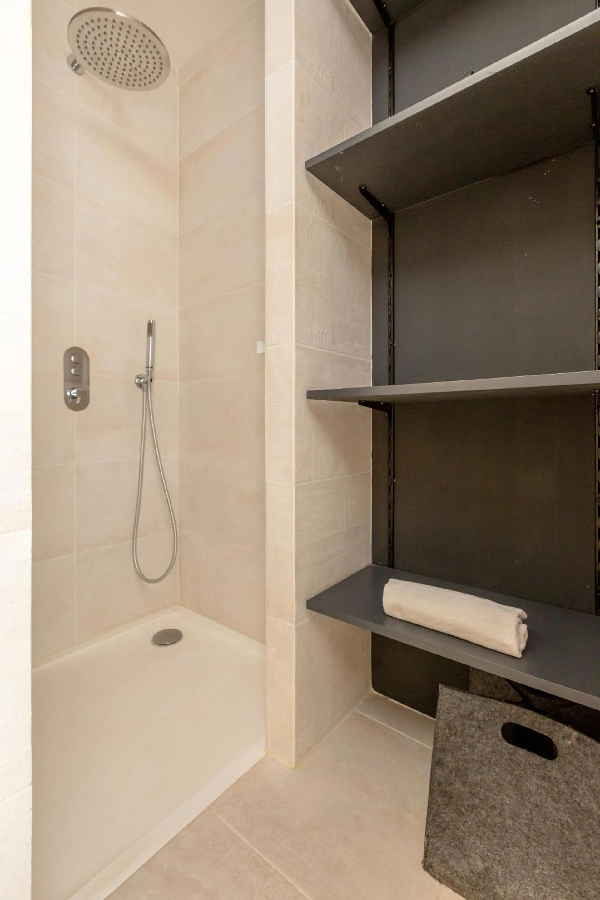 Bathroom in Au Chat Qui Dort Lille - Magasin