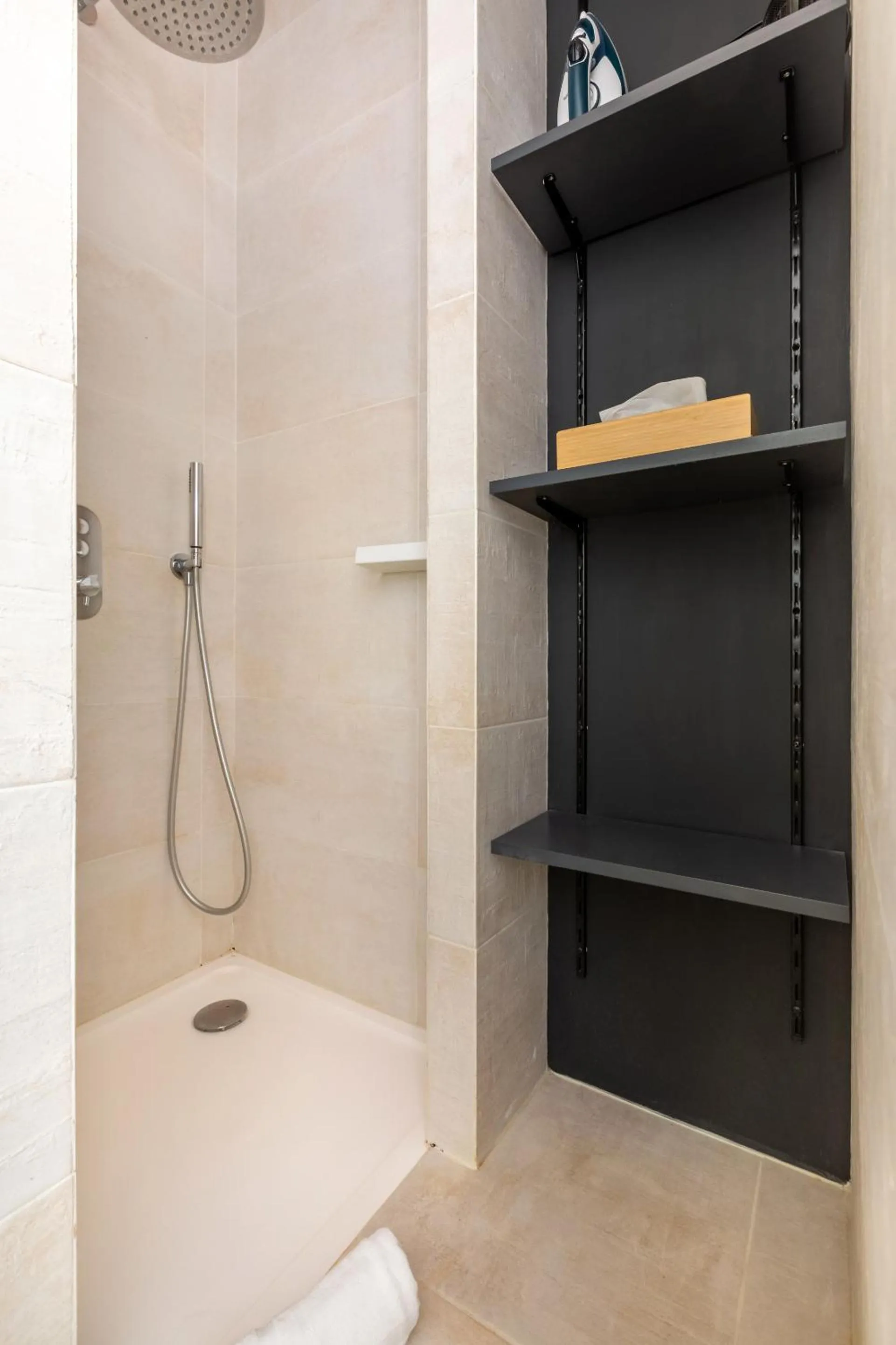 Bathroom in Au Chat Qui Dort Lille - Magasin