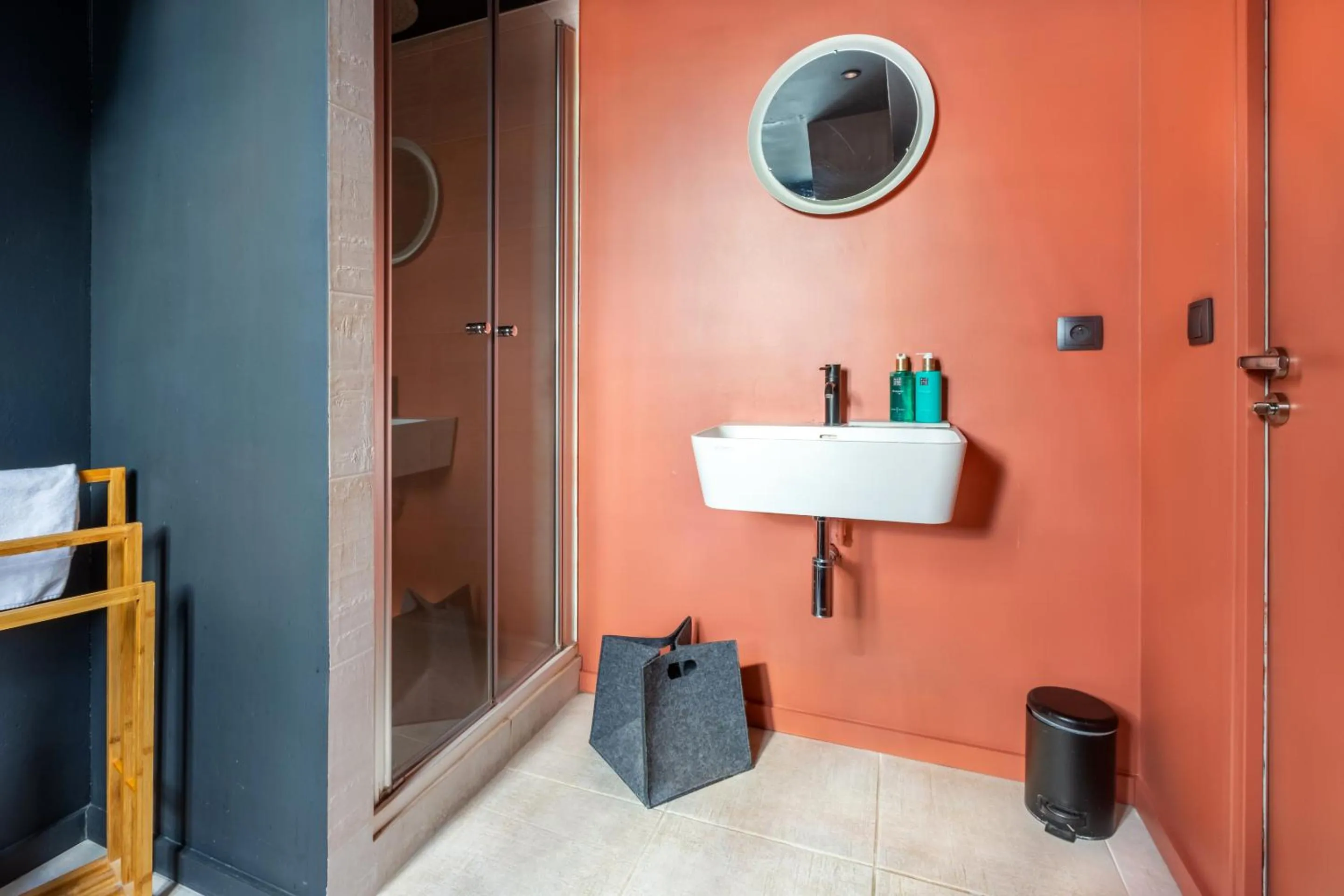 Bathroom in Au Chat Qui Dort Lille - Magasin