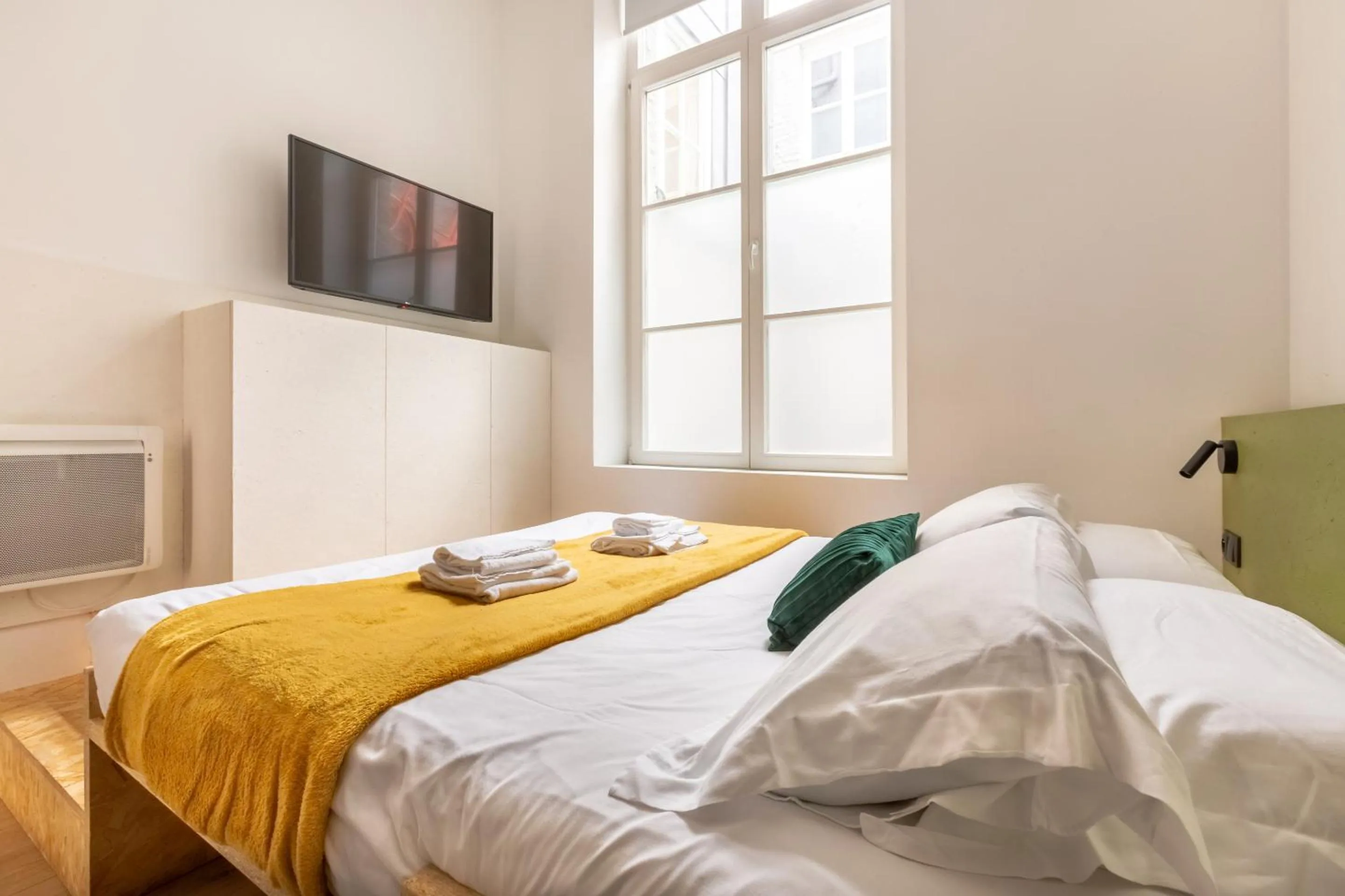 Bedroom, Bed in Au Chat Qui Dort Lille - Magasin