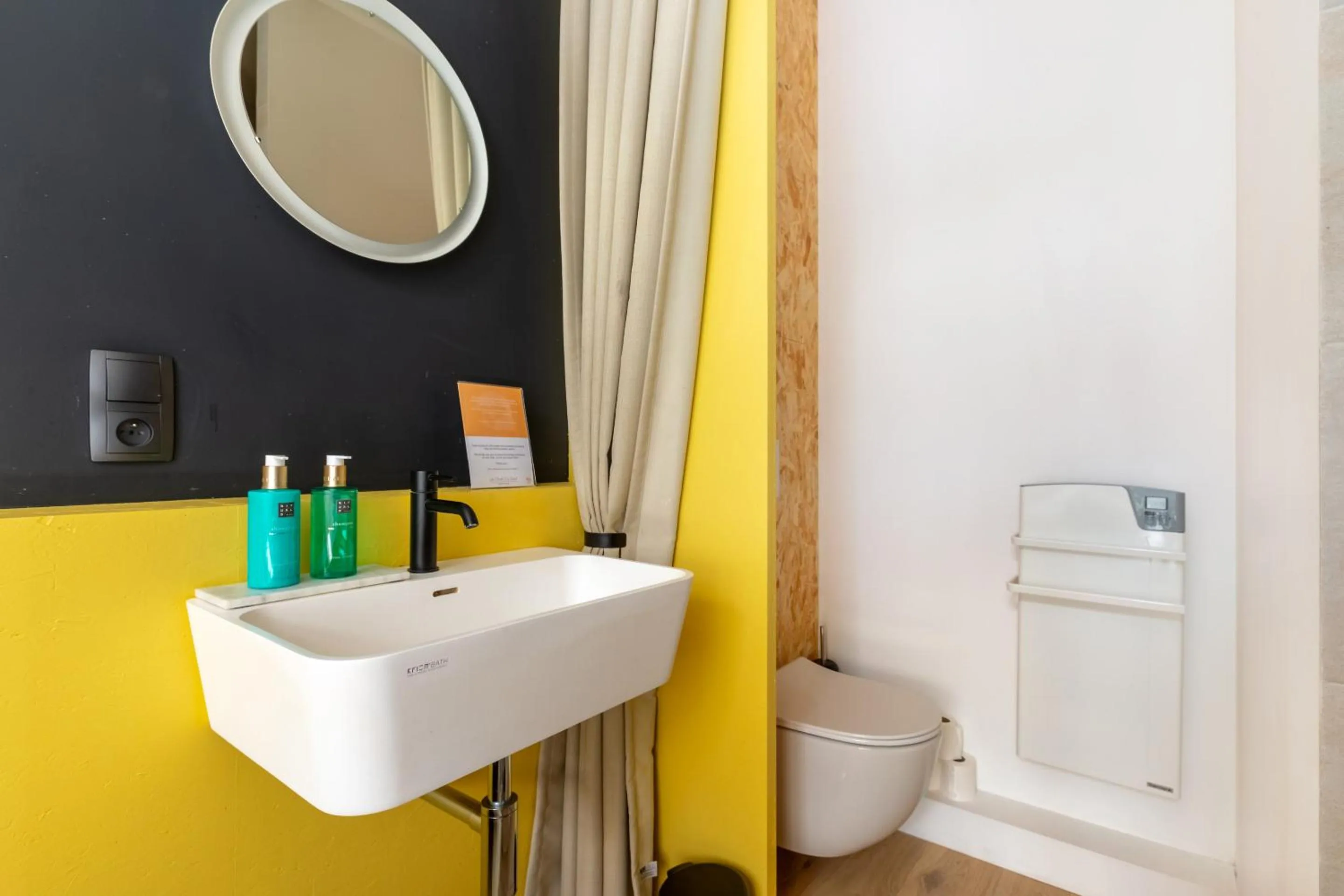 Bathroom in Au Chat Qui Dort Lille - Magasin