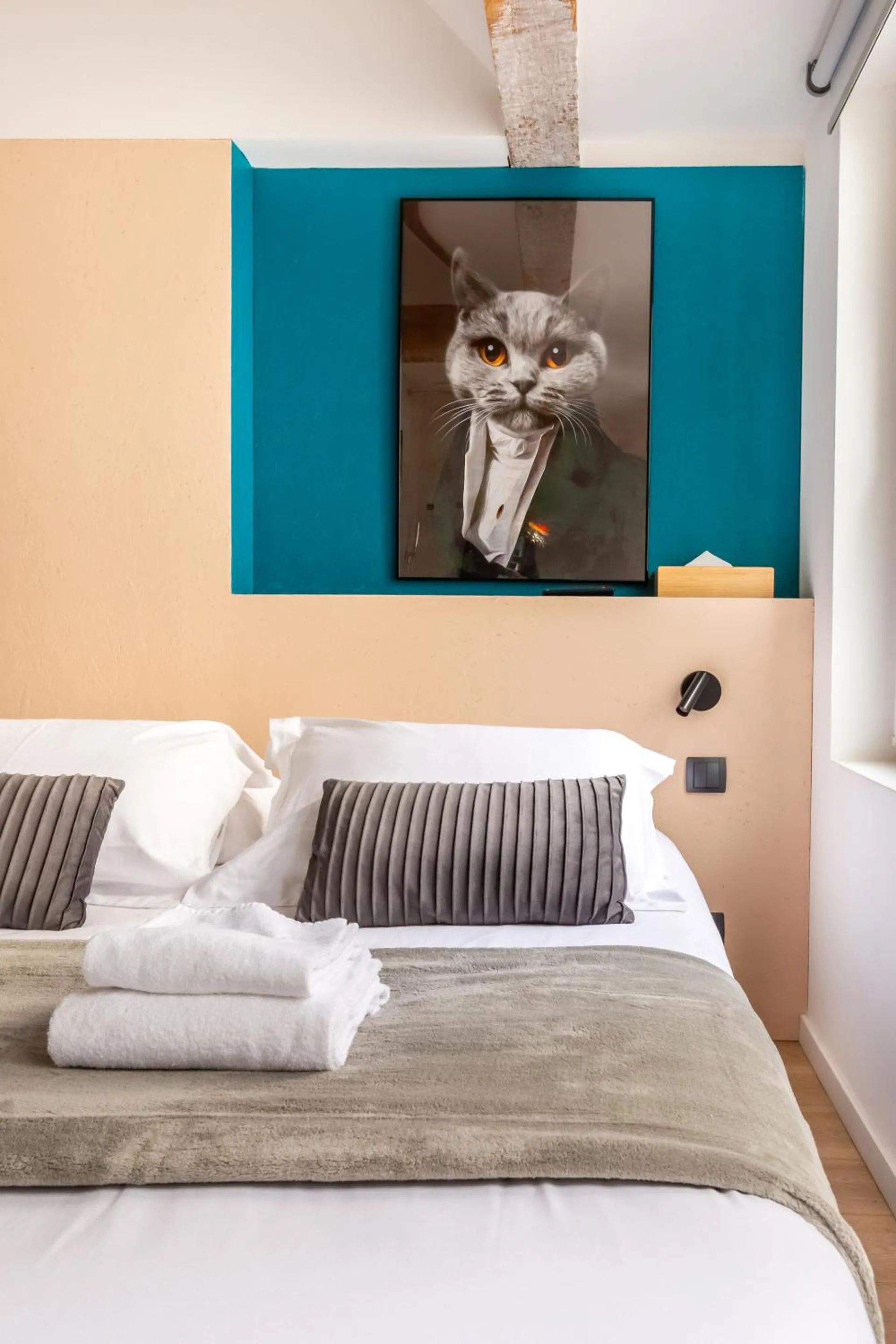 Bedroom, Bed in Au Chat Qui Dort Lille - Magasin