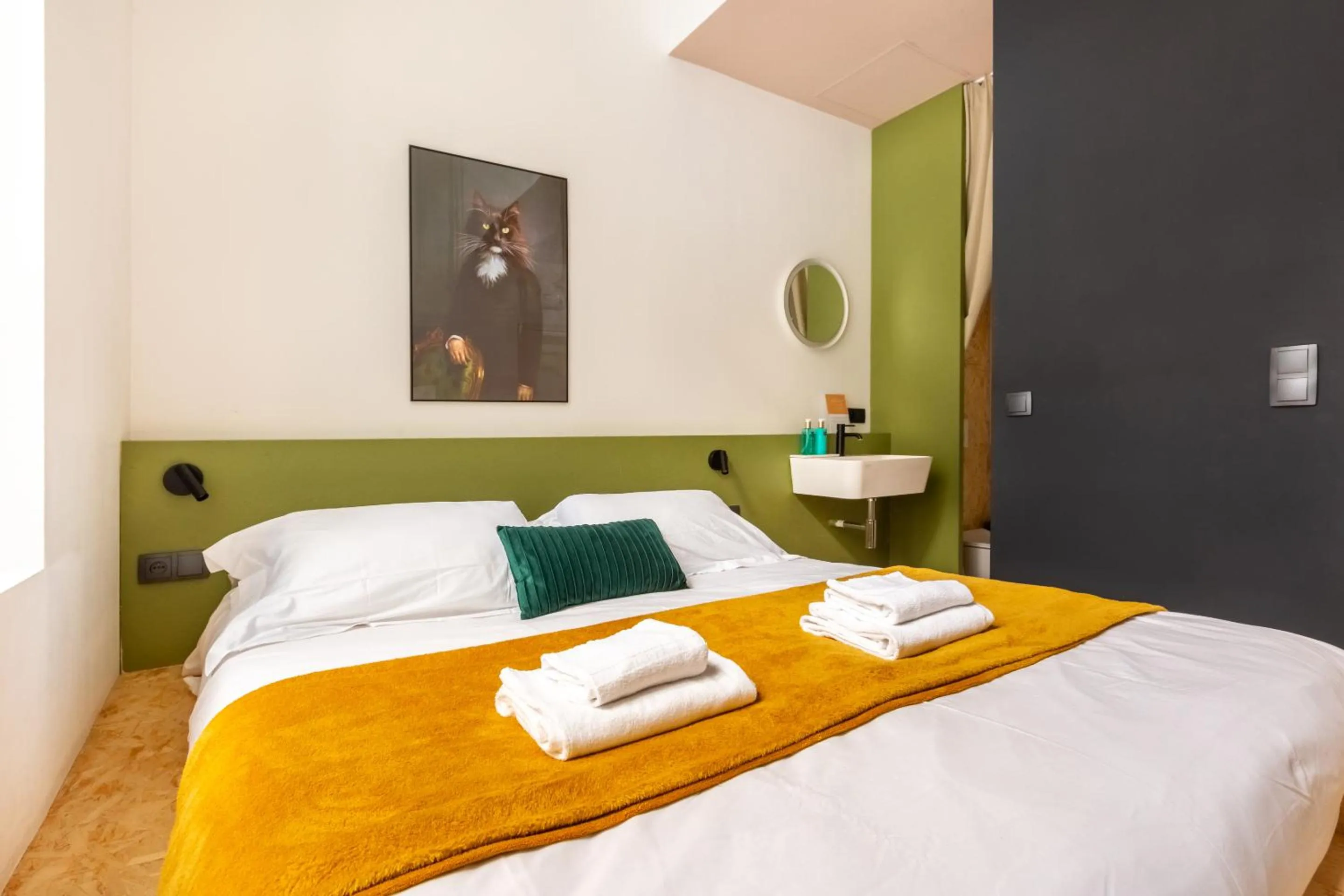 Bedroom, Bed in Au Chat Qui Dort Lille - Magasin