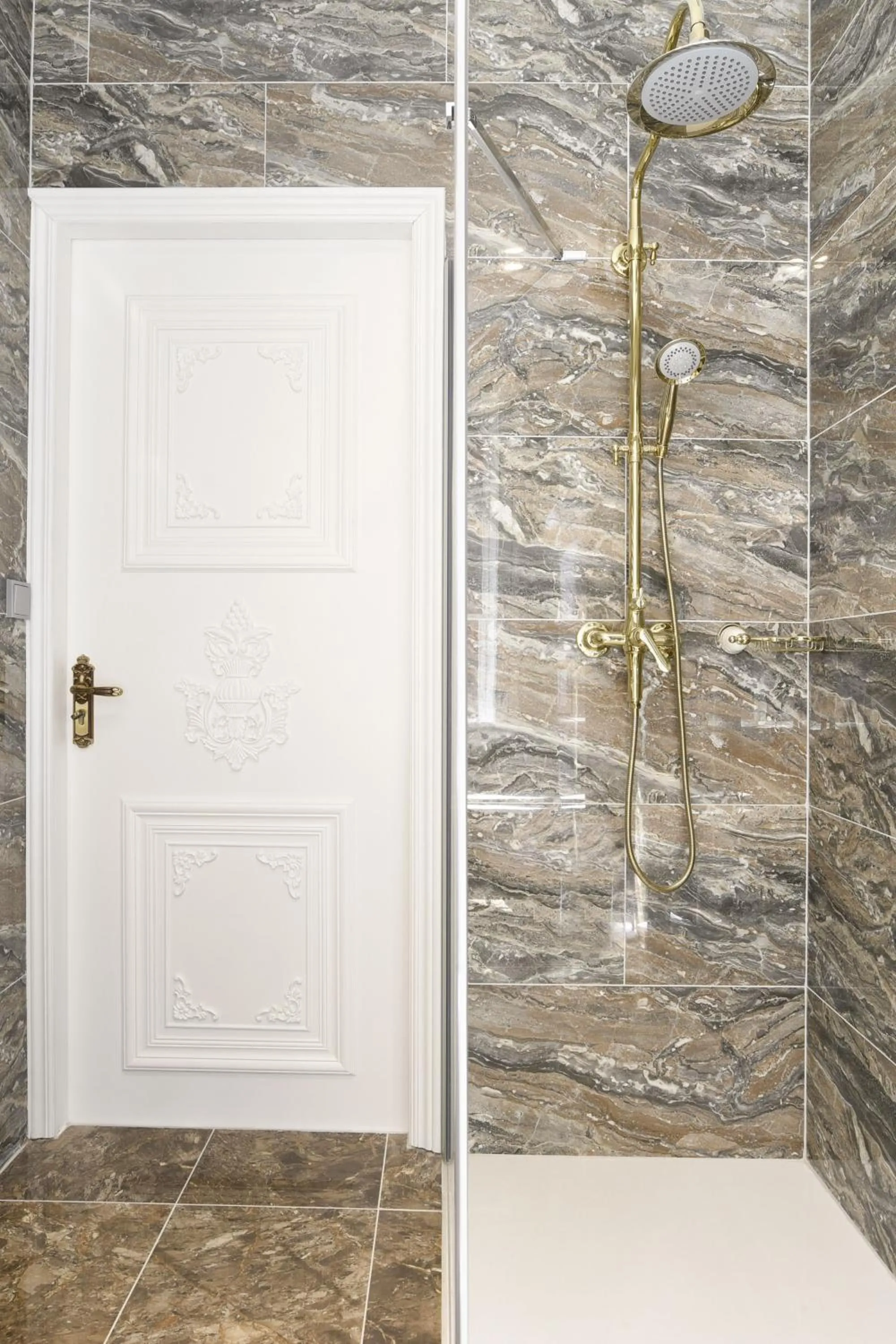 Shower in Hotel The Stamp