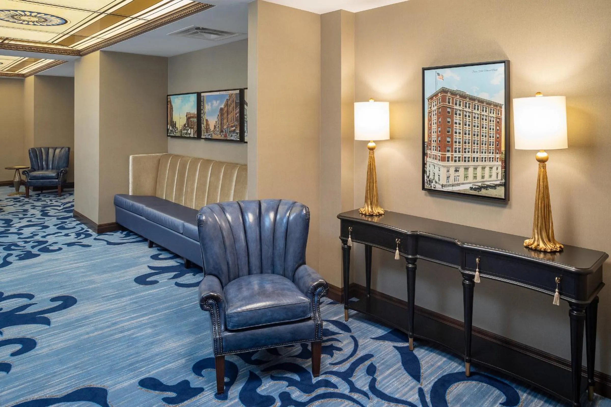 Communal lounge/ TV room in Hotel On Phillips