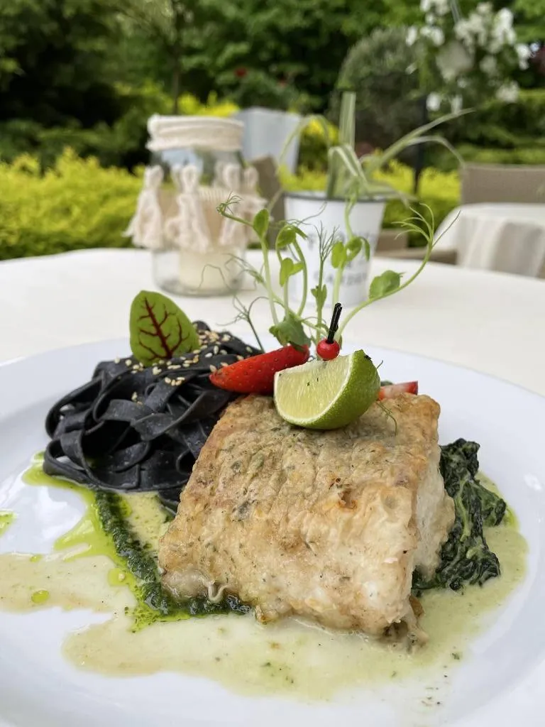 Restaurant/places to eat in Hotel Sahara