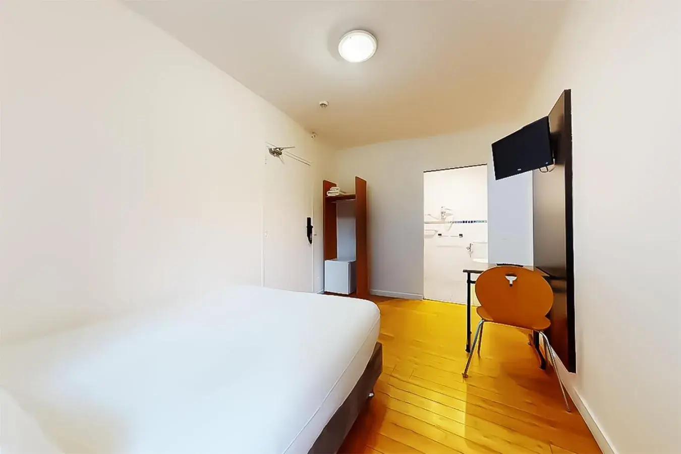 Double Room - Disability Access in Hôtel de Ménilmontant Double Room - Disability Access in Hôtel de Ménilmontant