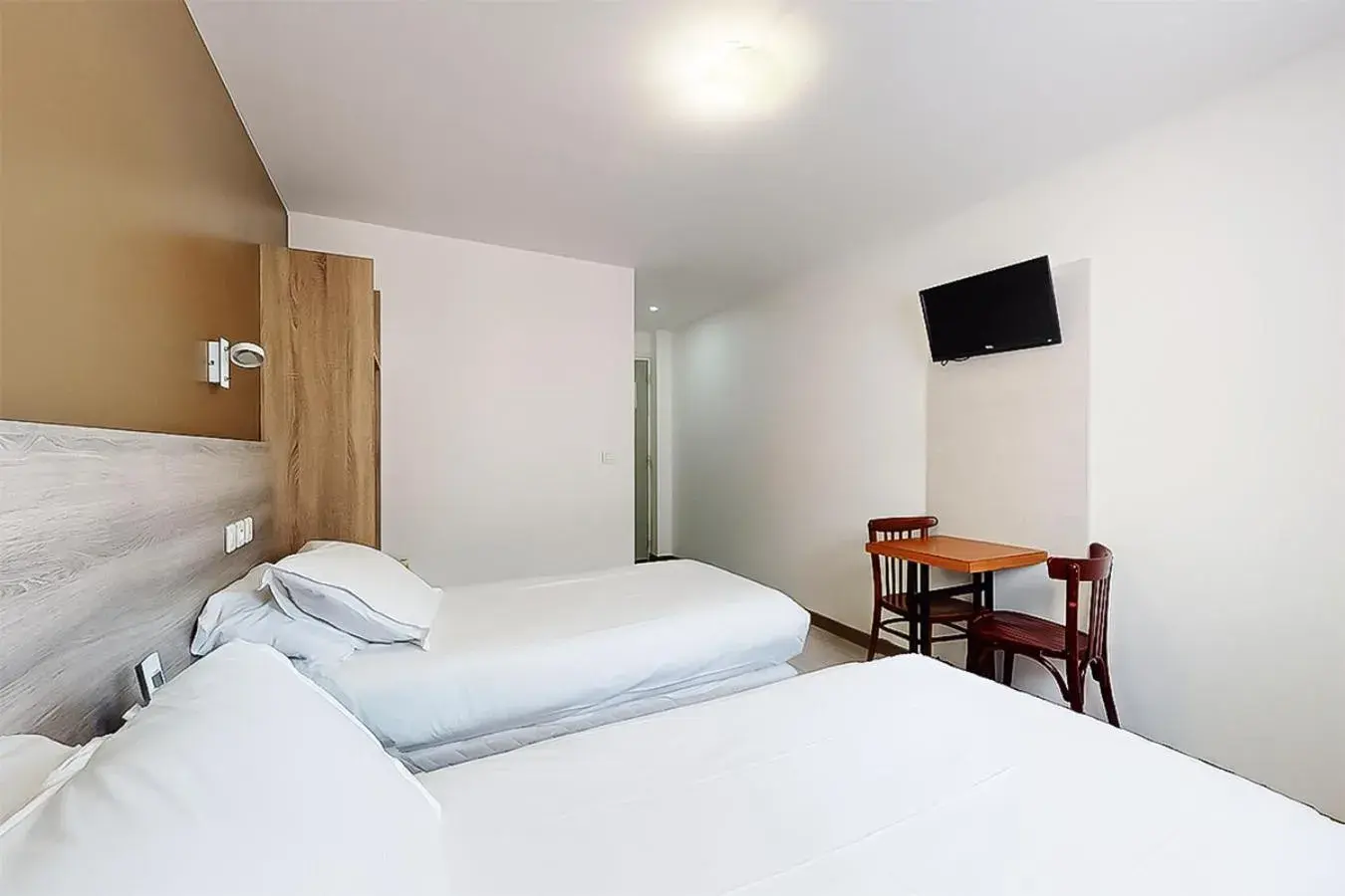 Twin Room with Private Bathroom in Hôtel de Ménilmontant Twin Room with Private Bathroom in Hôtel de Ménilmontant