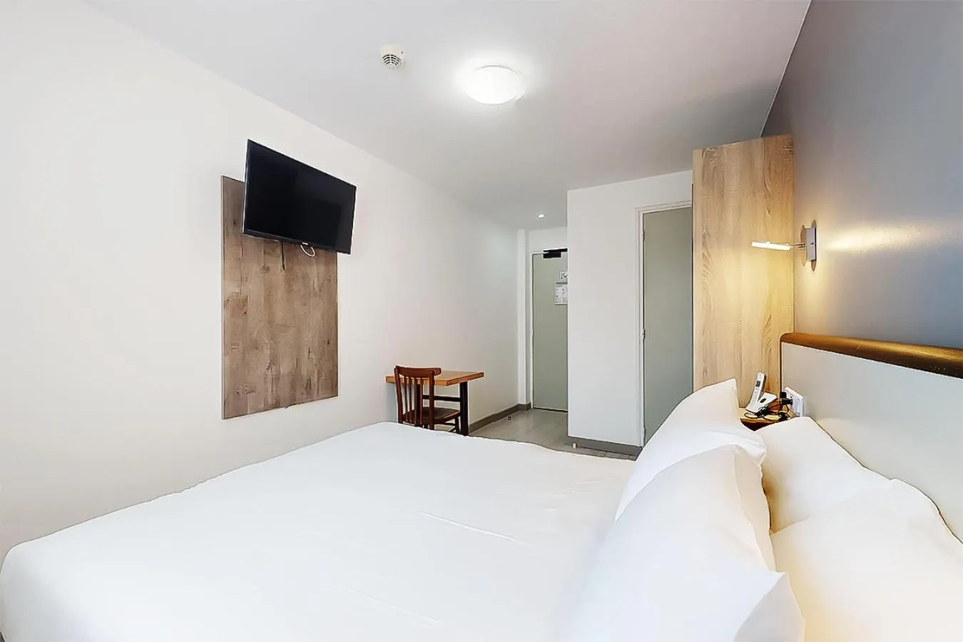 Bed in Hôtel de Ménilmontant