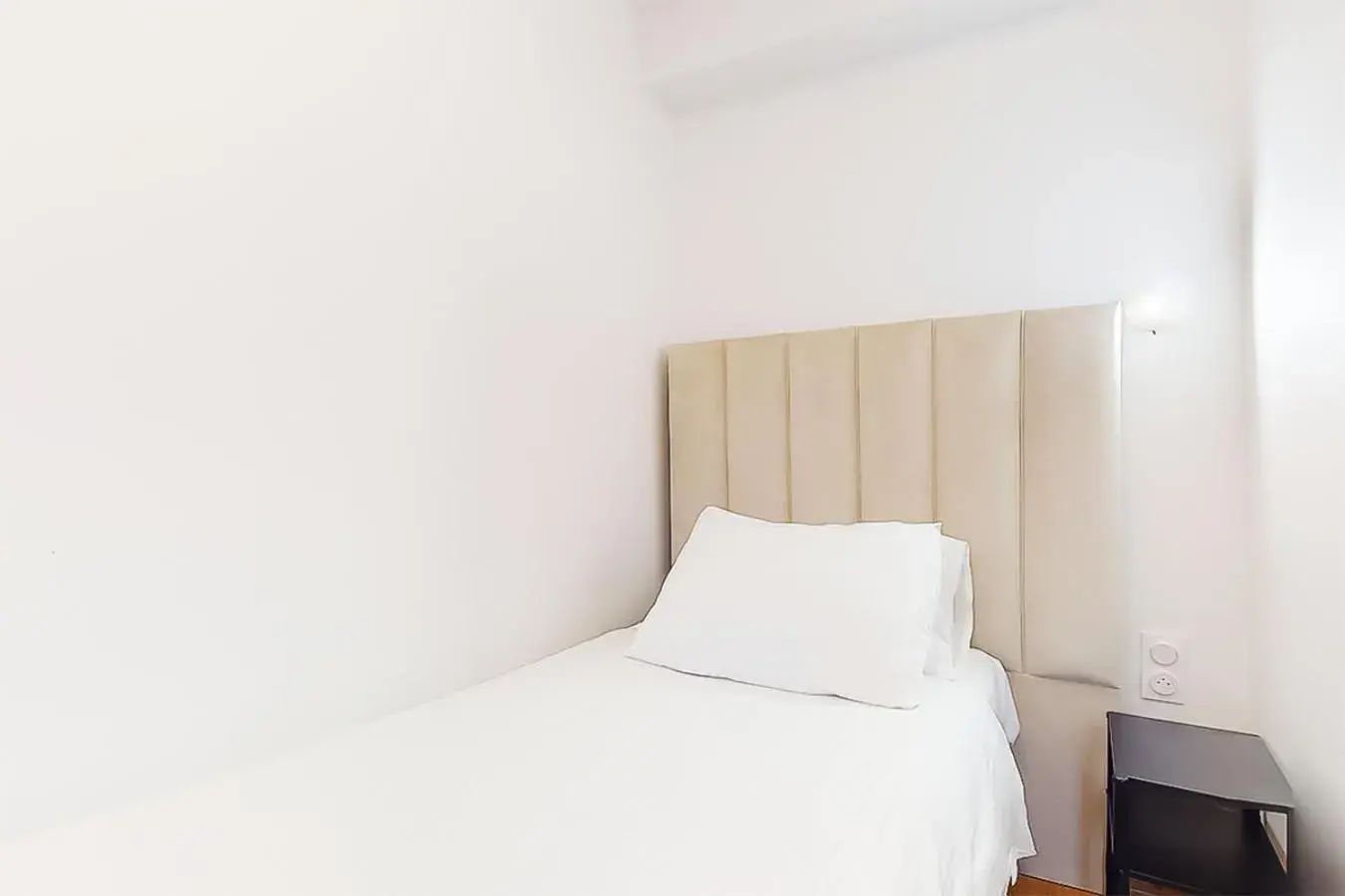 Single Room with Private Bathroom in Hôtel de Ménilmontant Single Room with Private Bathroom in Hôtel de Ménilmontant